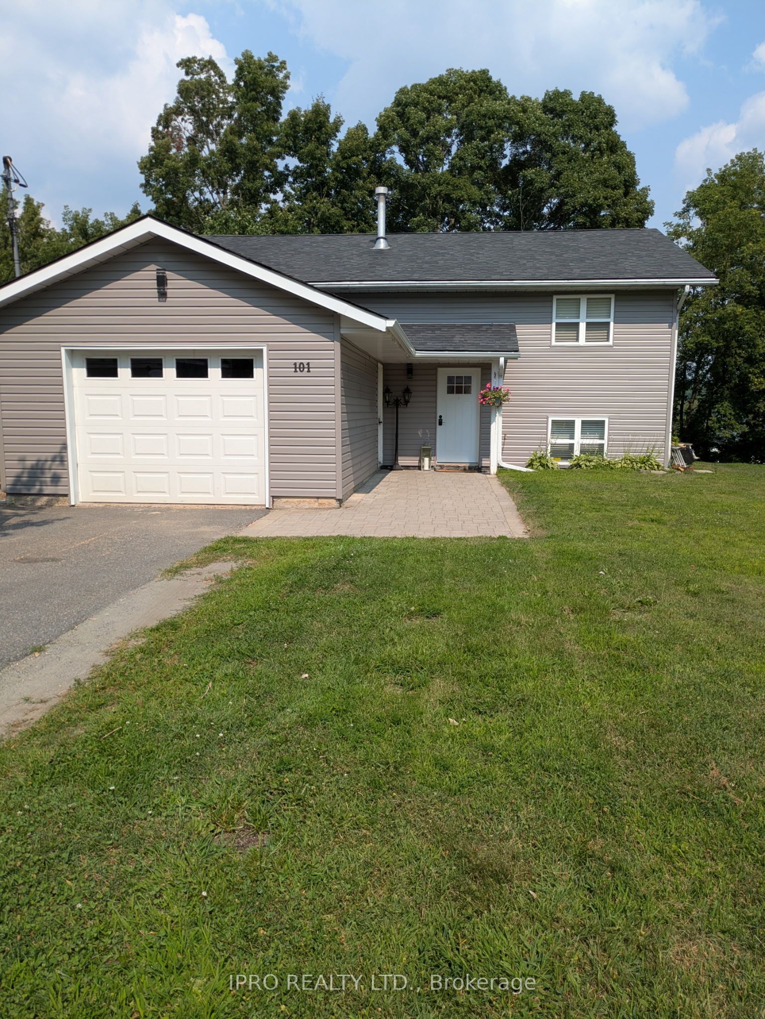 101 Holditch St Property Photo 1