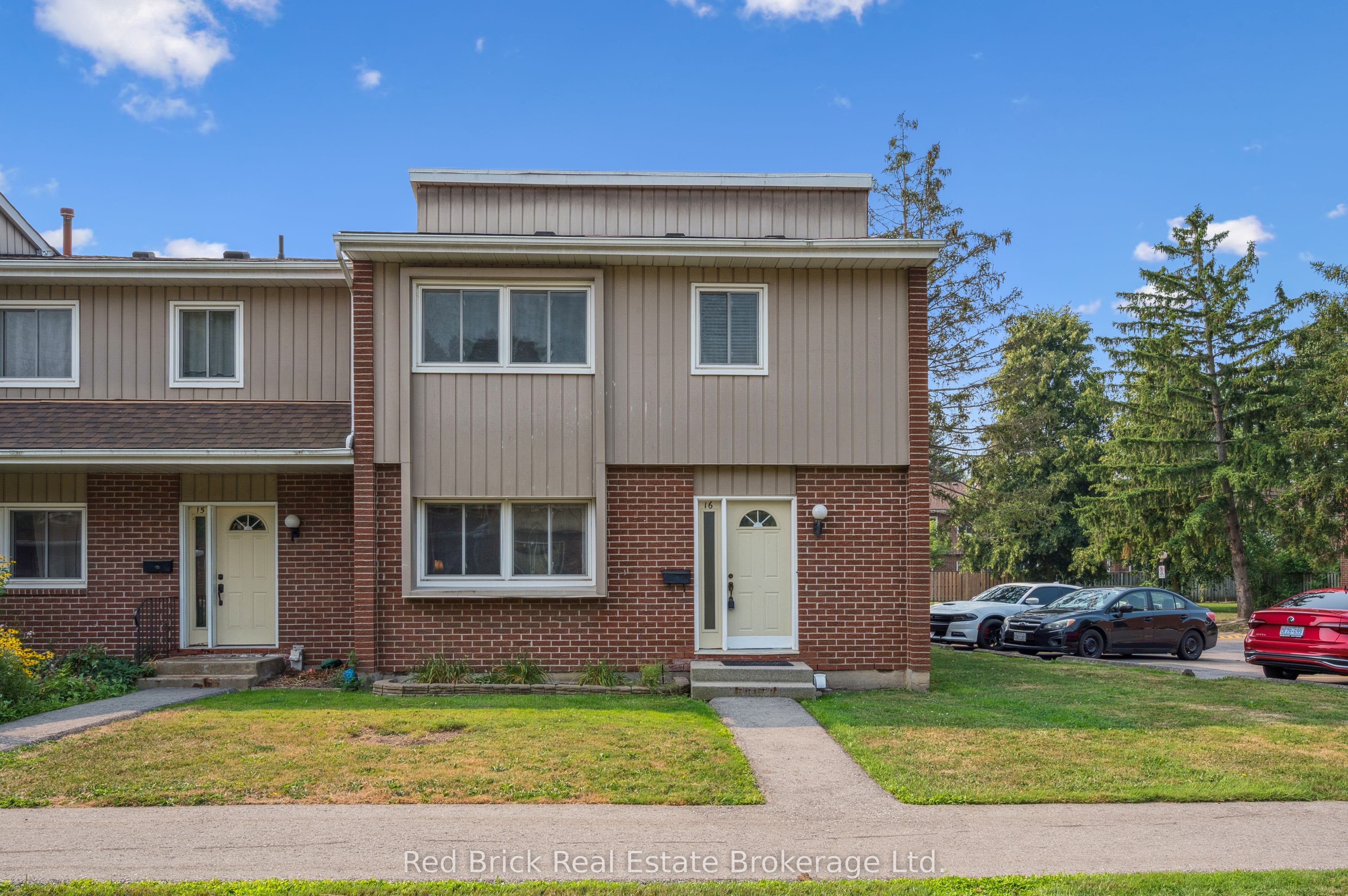 121 University Avenue E 16 Property Photo 2