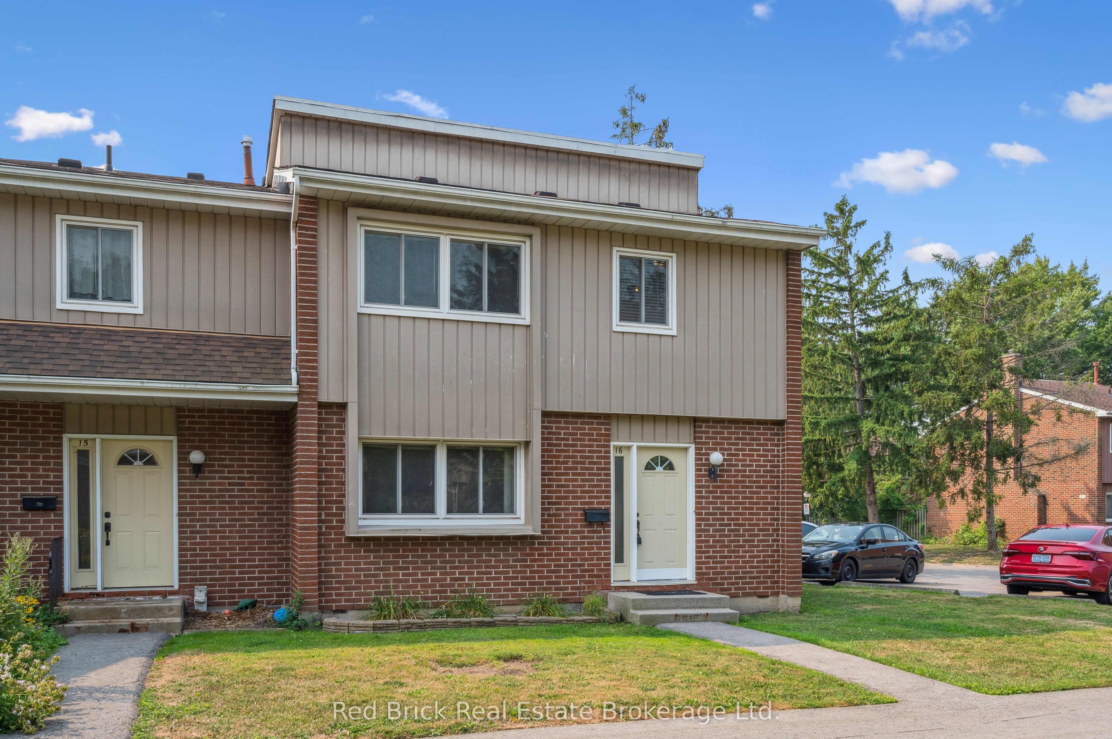 121 University Avenue E 16 Property Photo 3