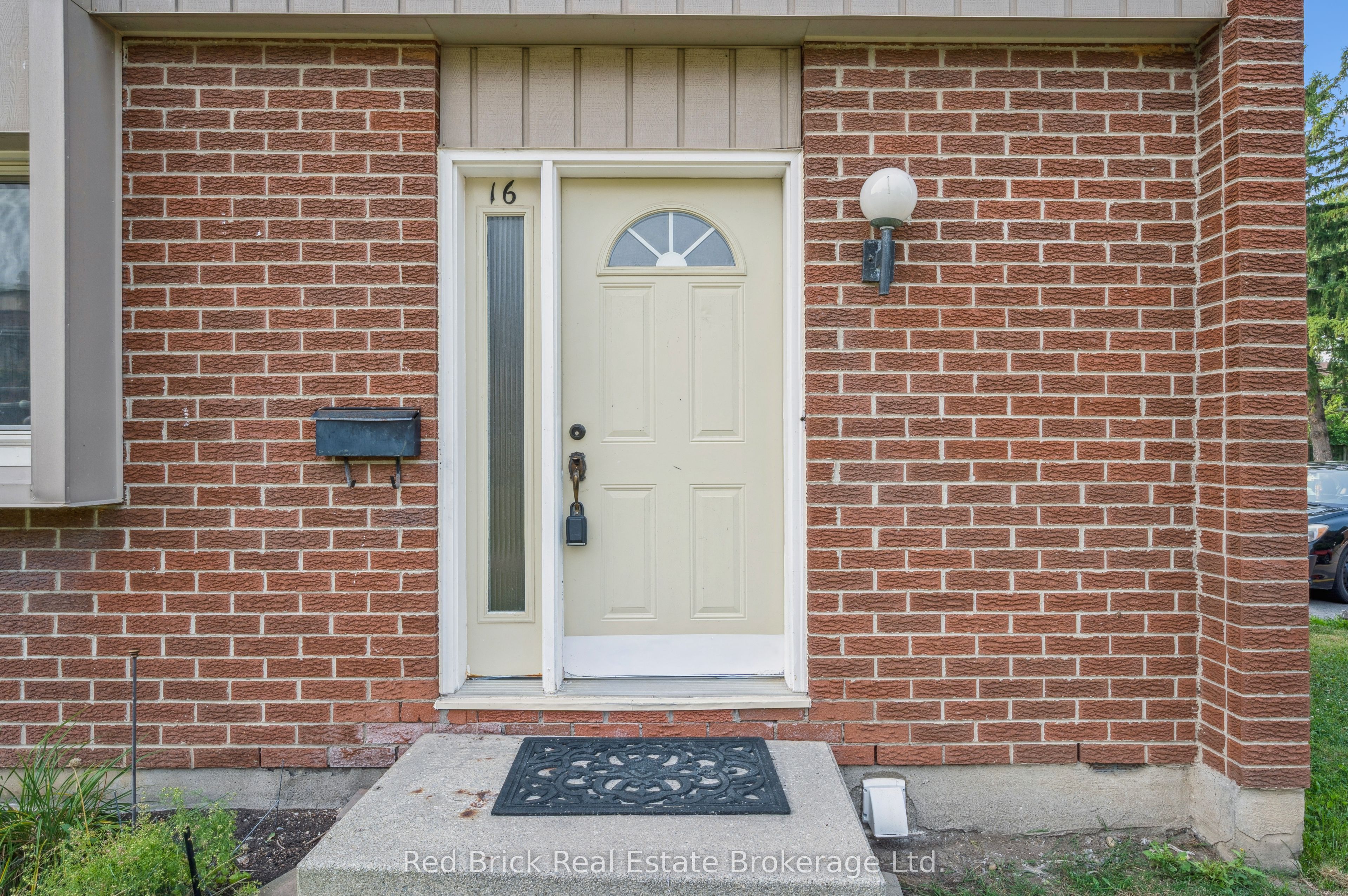 121 University Avenue E 16 Property Photo 5