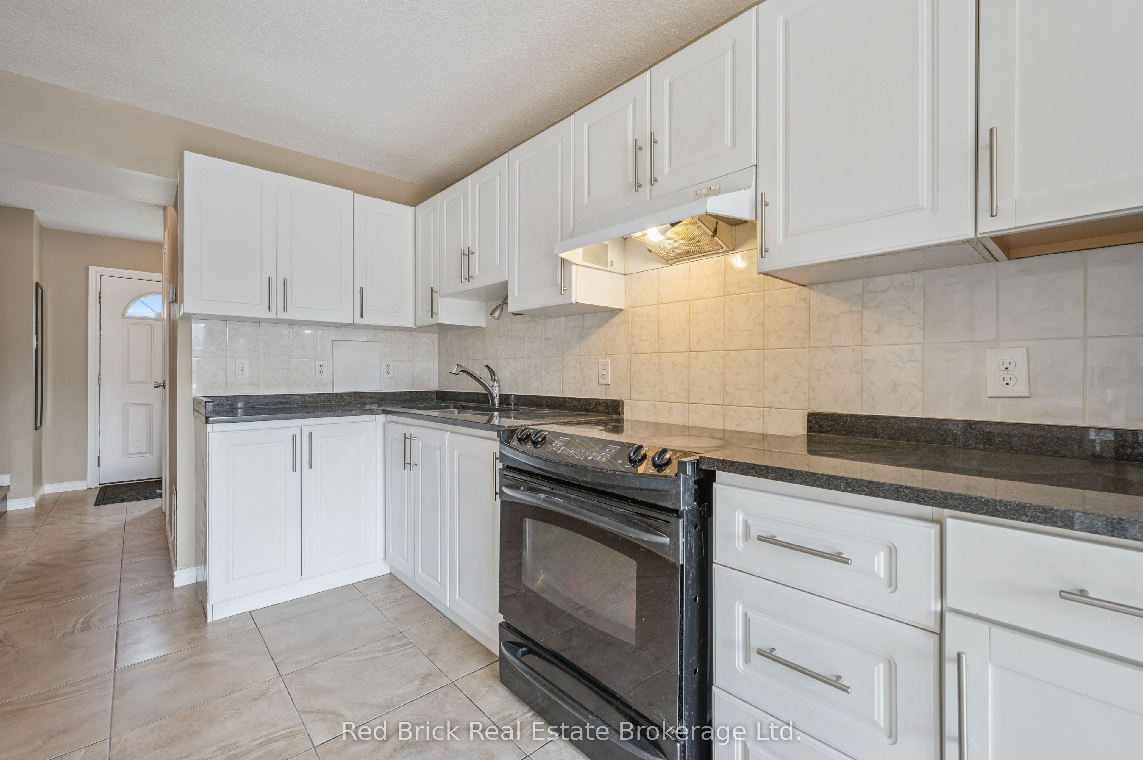 121 University Avenue E 16 Property Photo 8