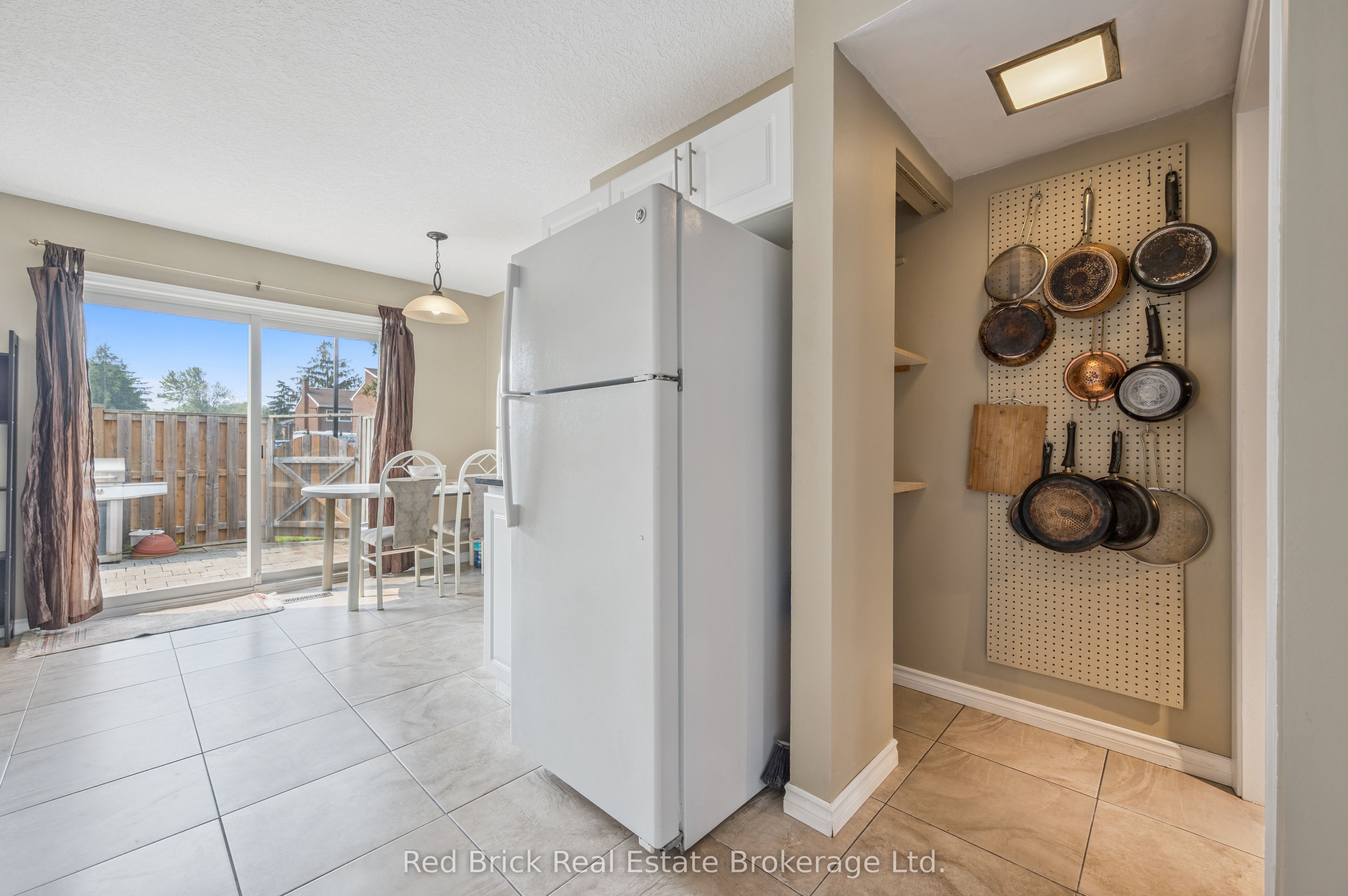 121 University Avenue E 16 Property Photo 10