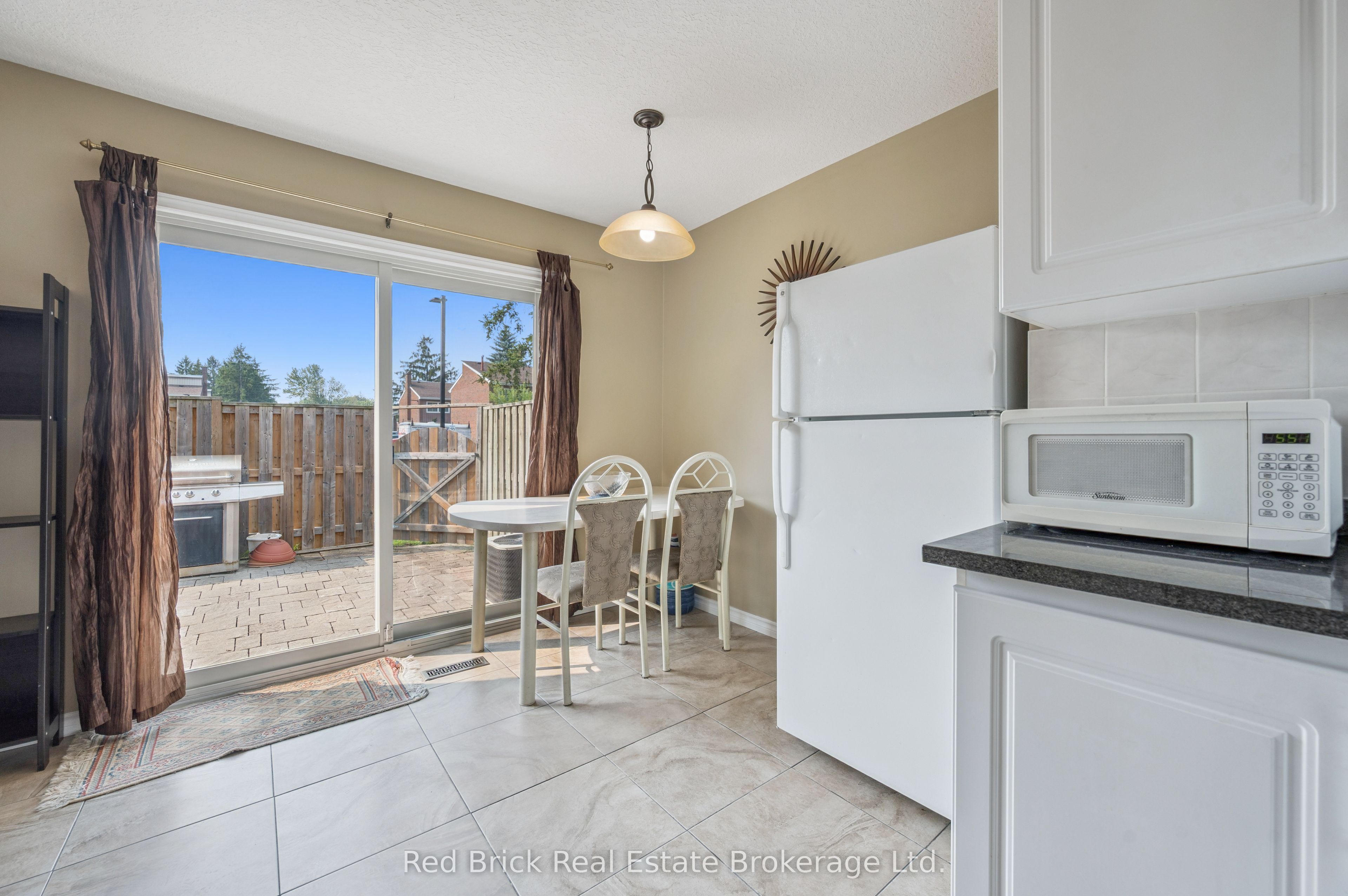 121 University Avenue E 16 Property Photo 11