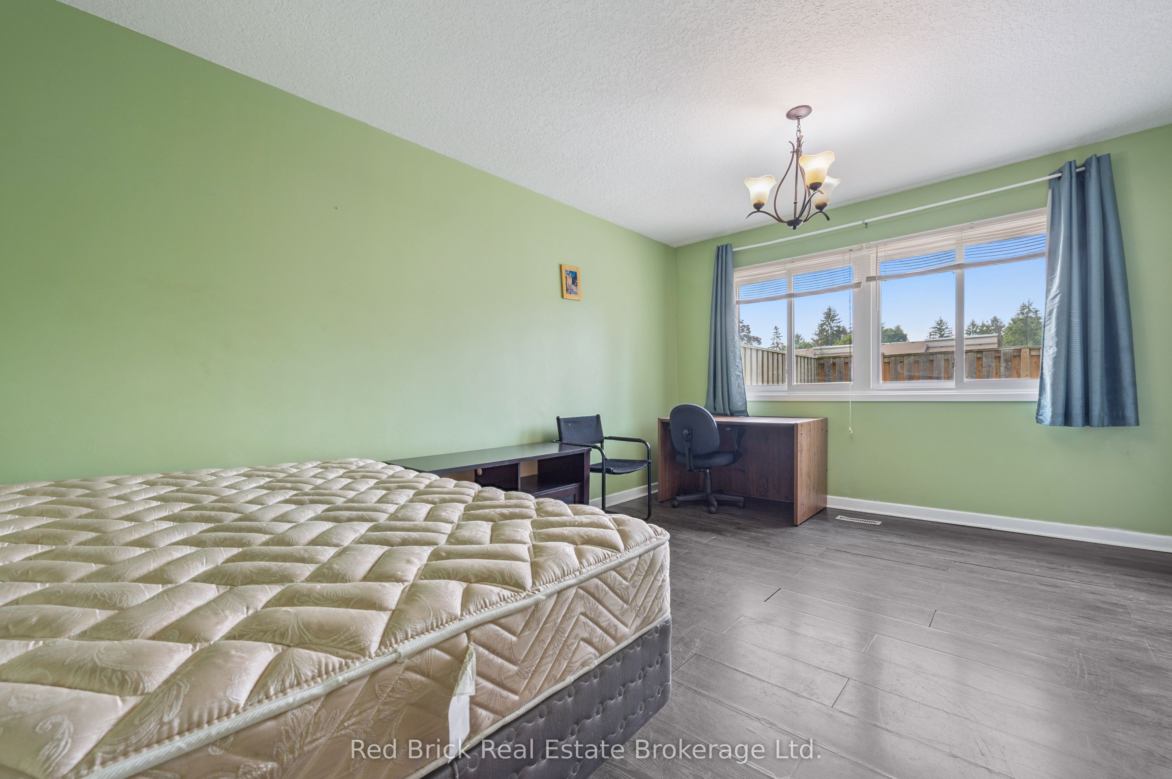 121 University Avenue E 16 Property Photo 13