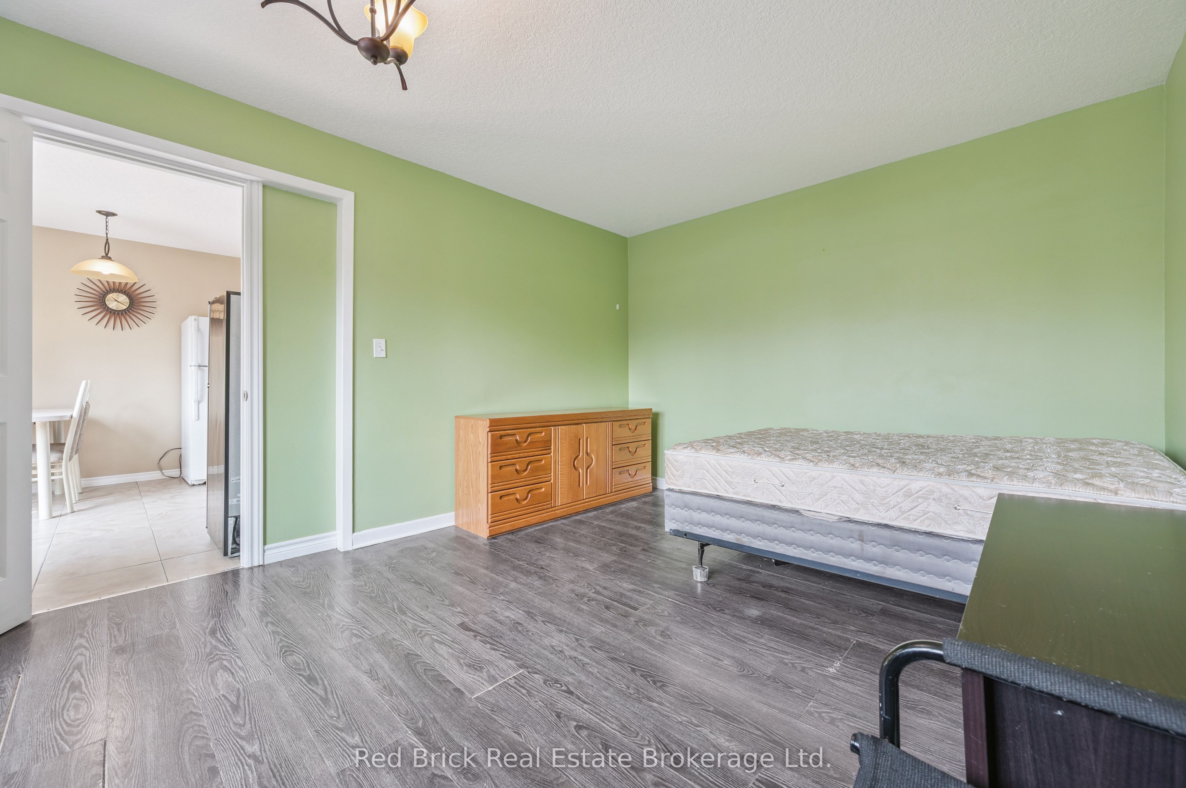 121 University Avenue E 16 Property Photo 14