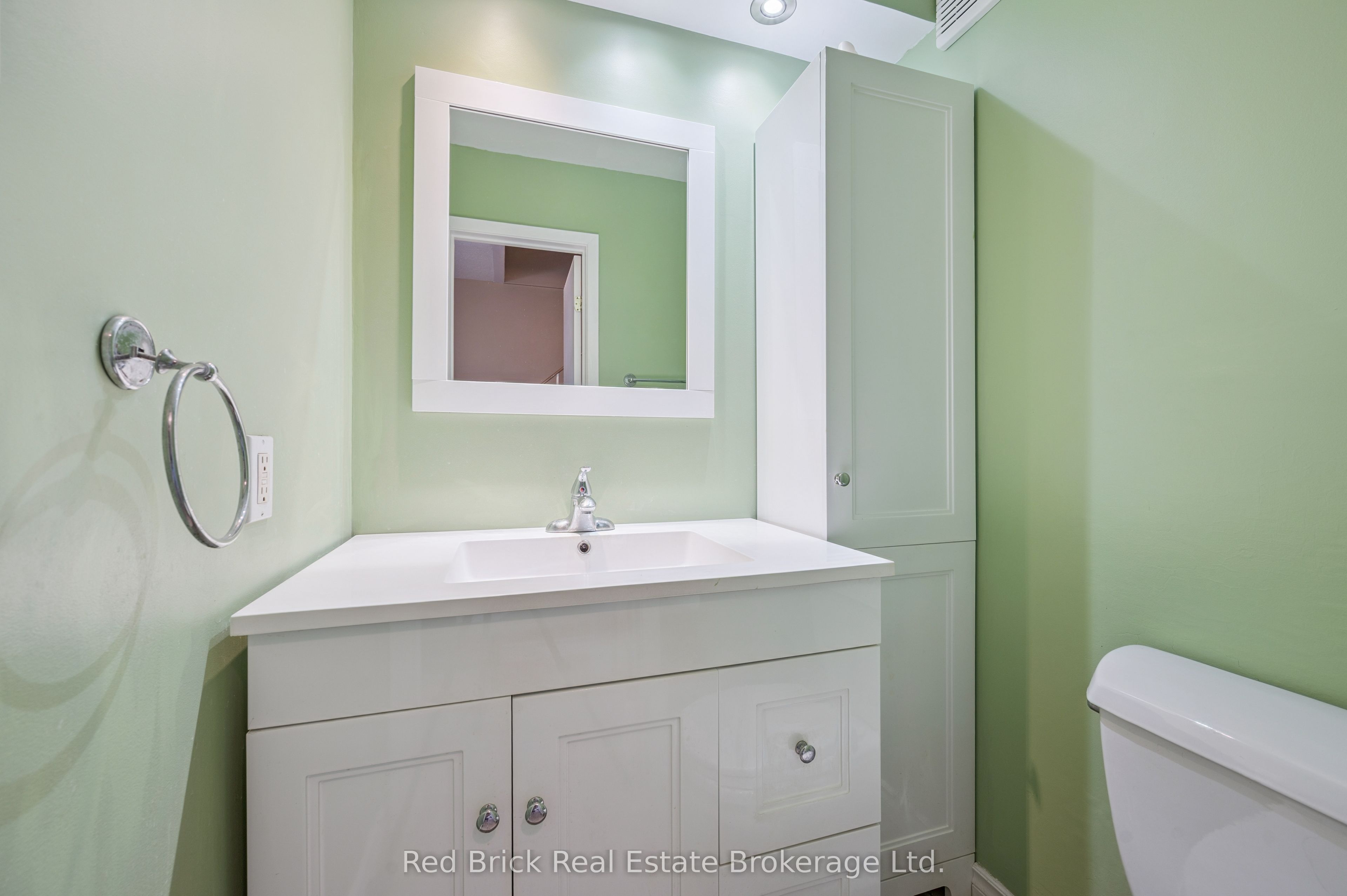 121 University Avenue E 16 Property Photo 17