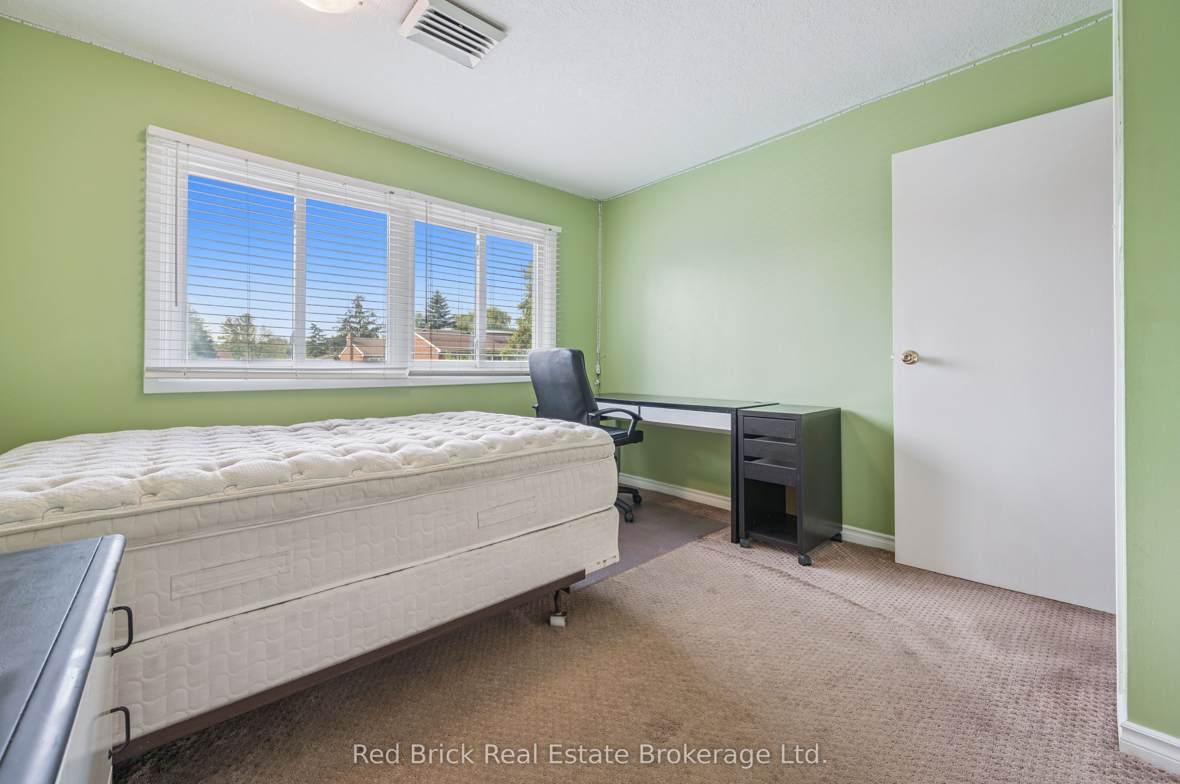 121 University Avenue E 16 Property Photo 20