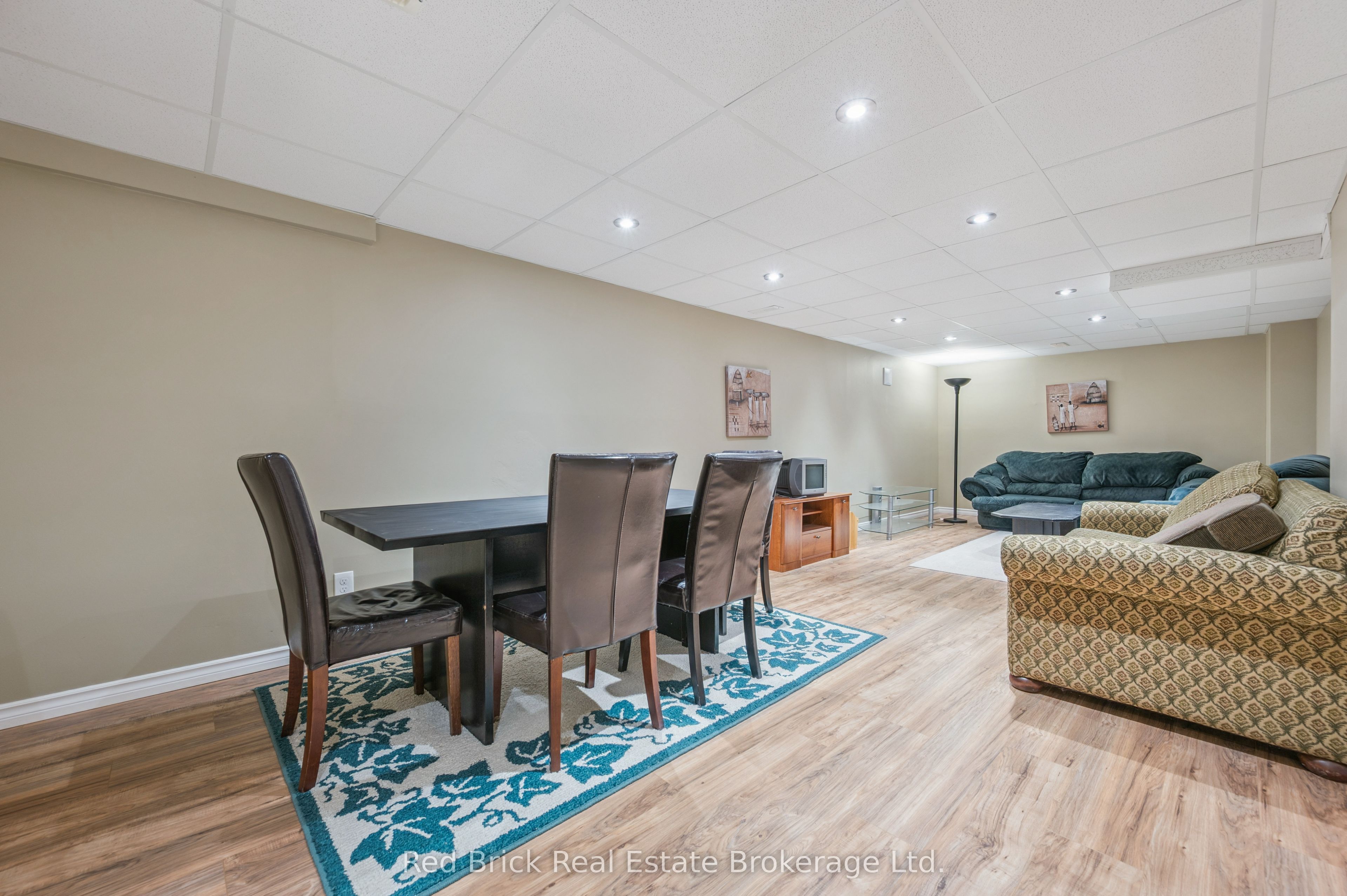 121 University Avenue E 16 Property Photo 27