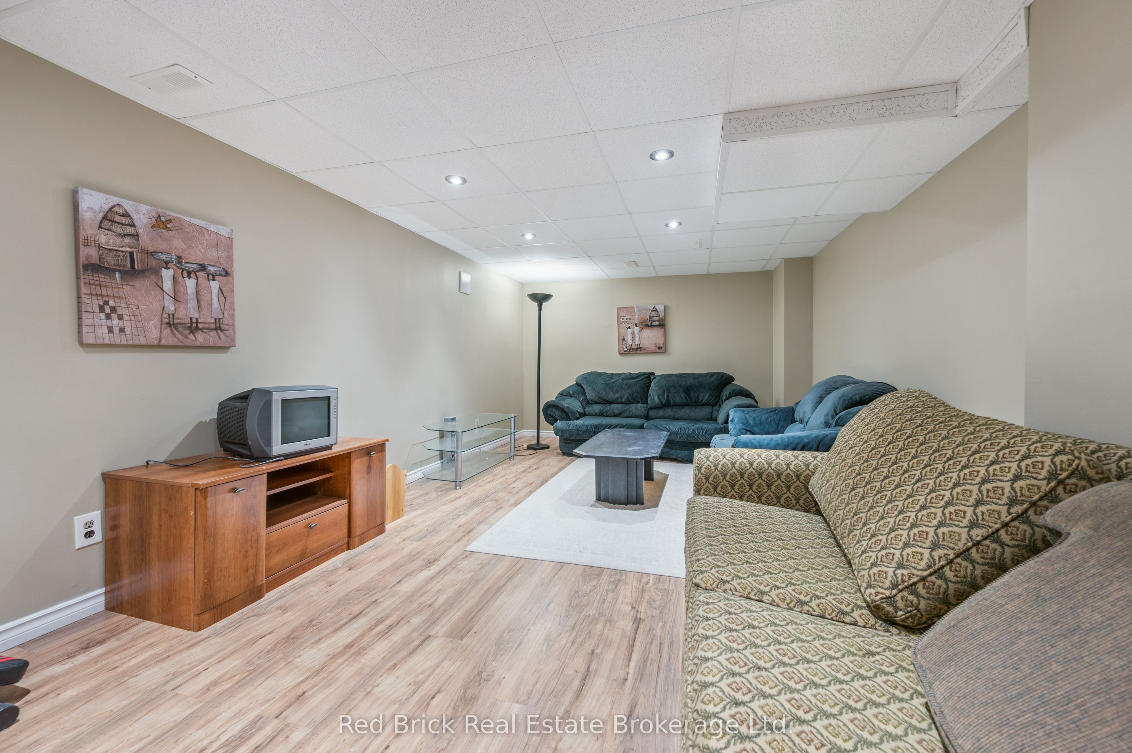 121 University Avenue E 16 Property Photo 28