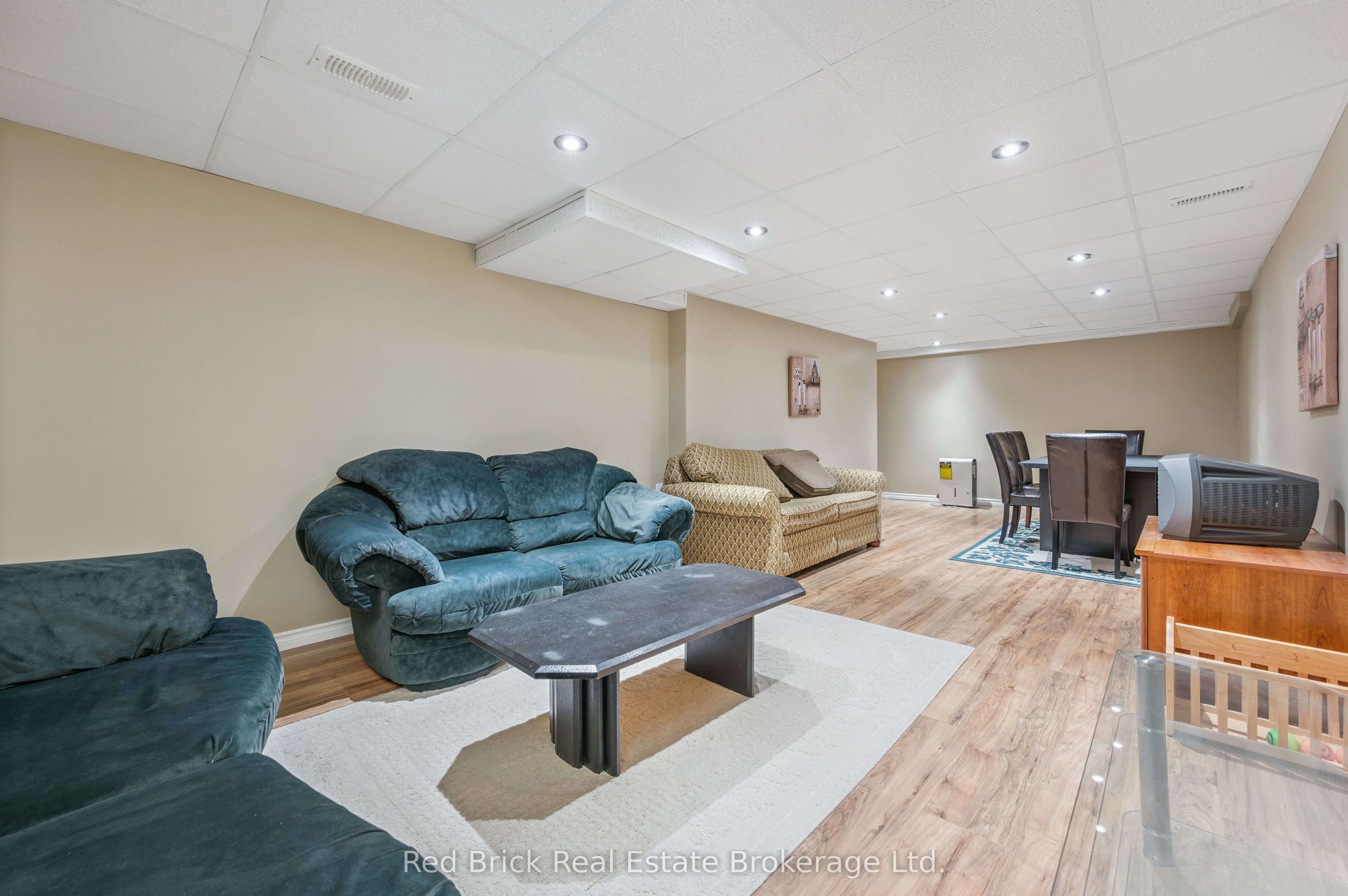 121 University Avenue E 16 Property Photo 29