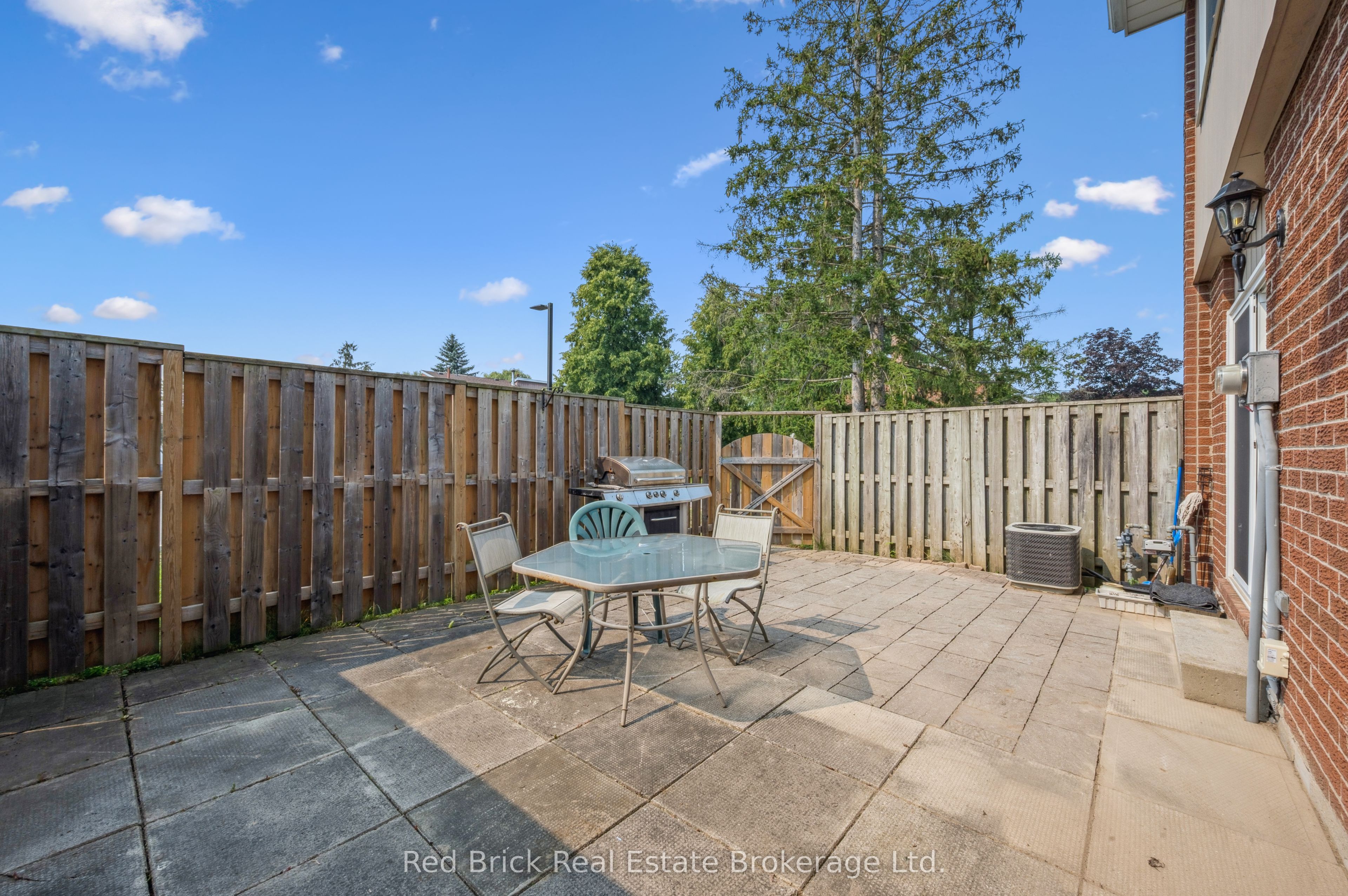 121 University Avenue E 16 Property Photo 31