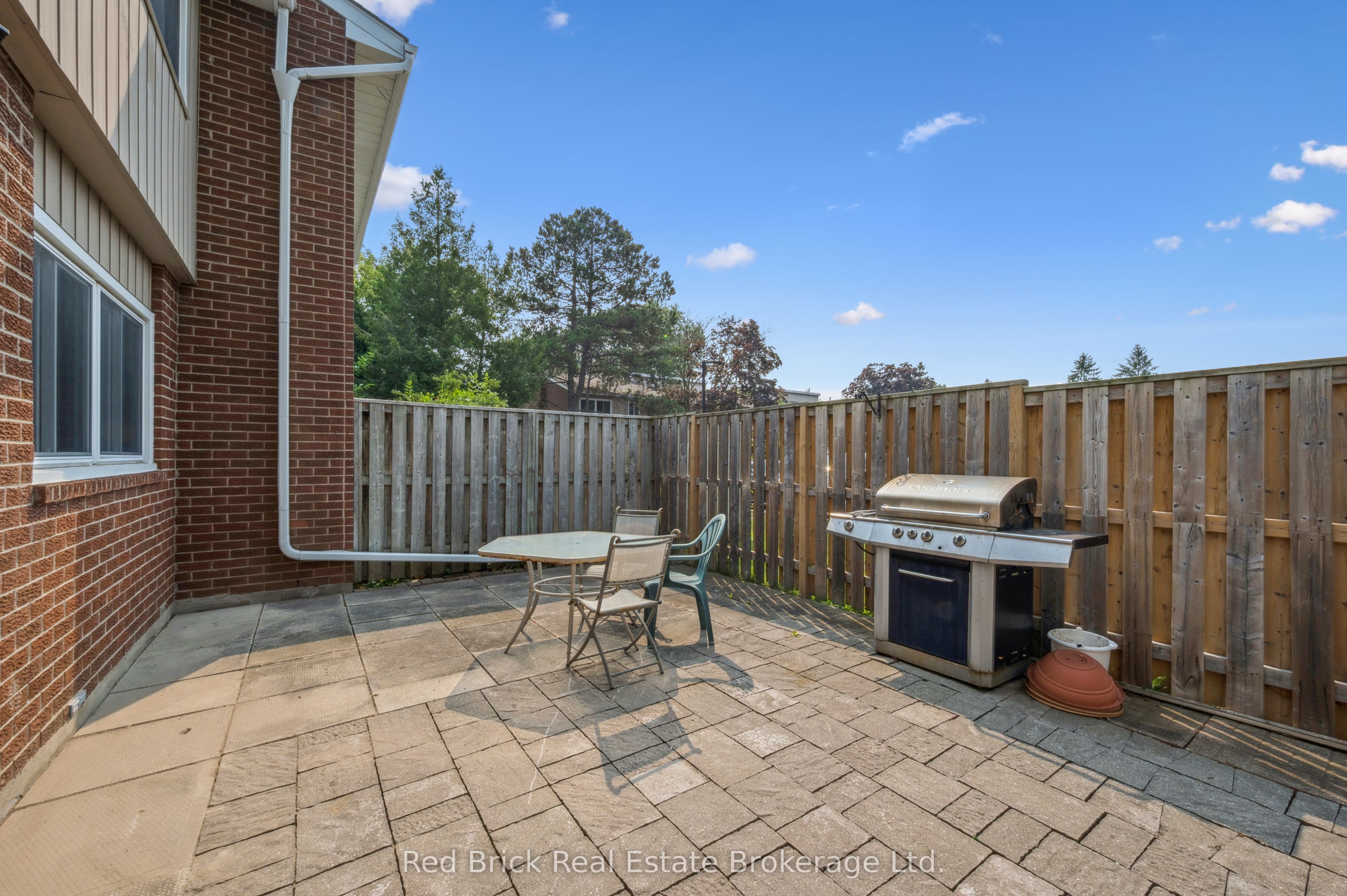 121 University Avenue E 16 Property Photo 32