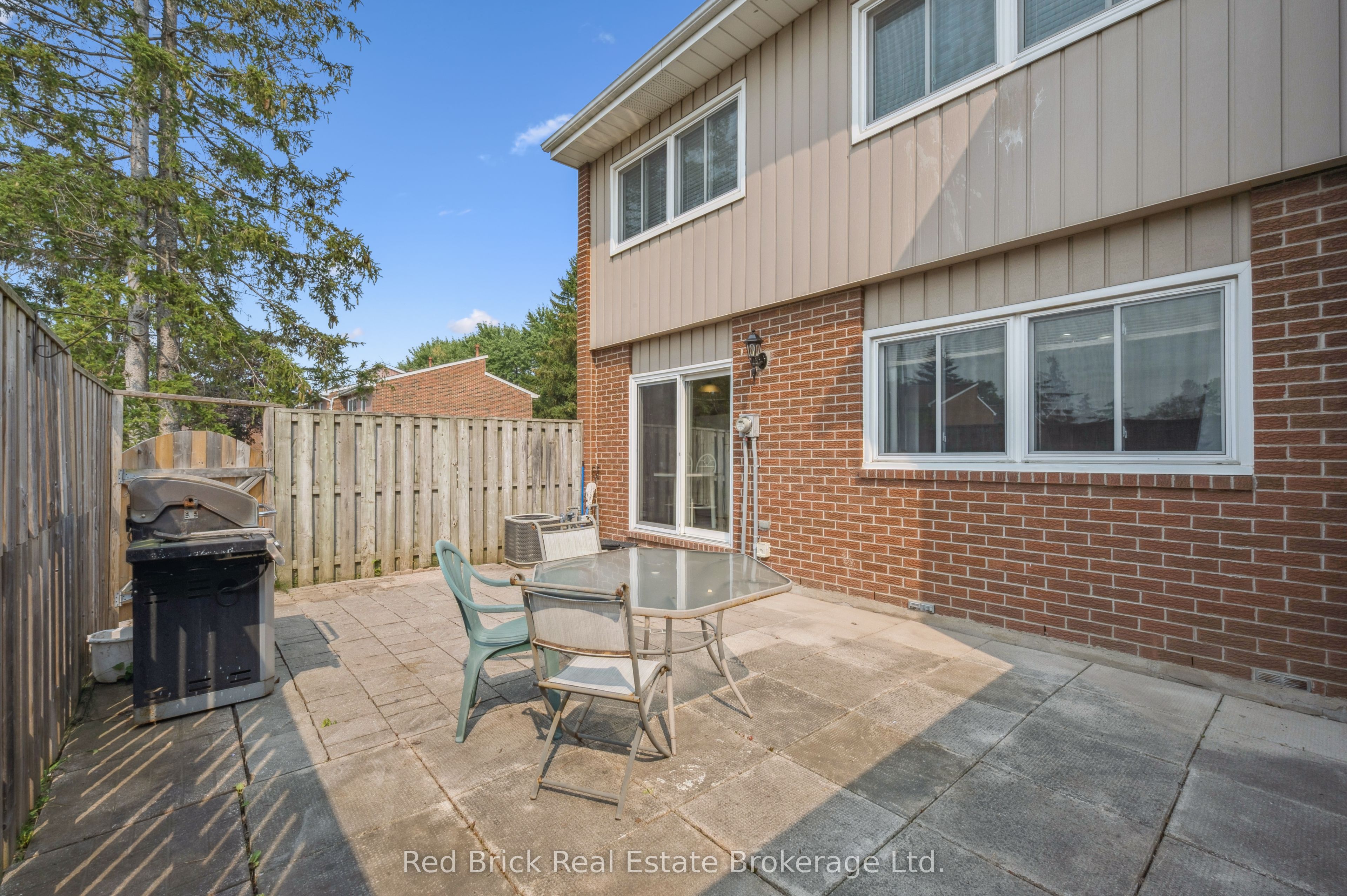 121 University Avenue E 16 Property Photo 33