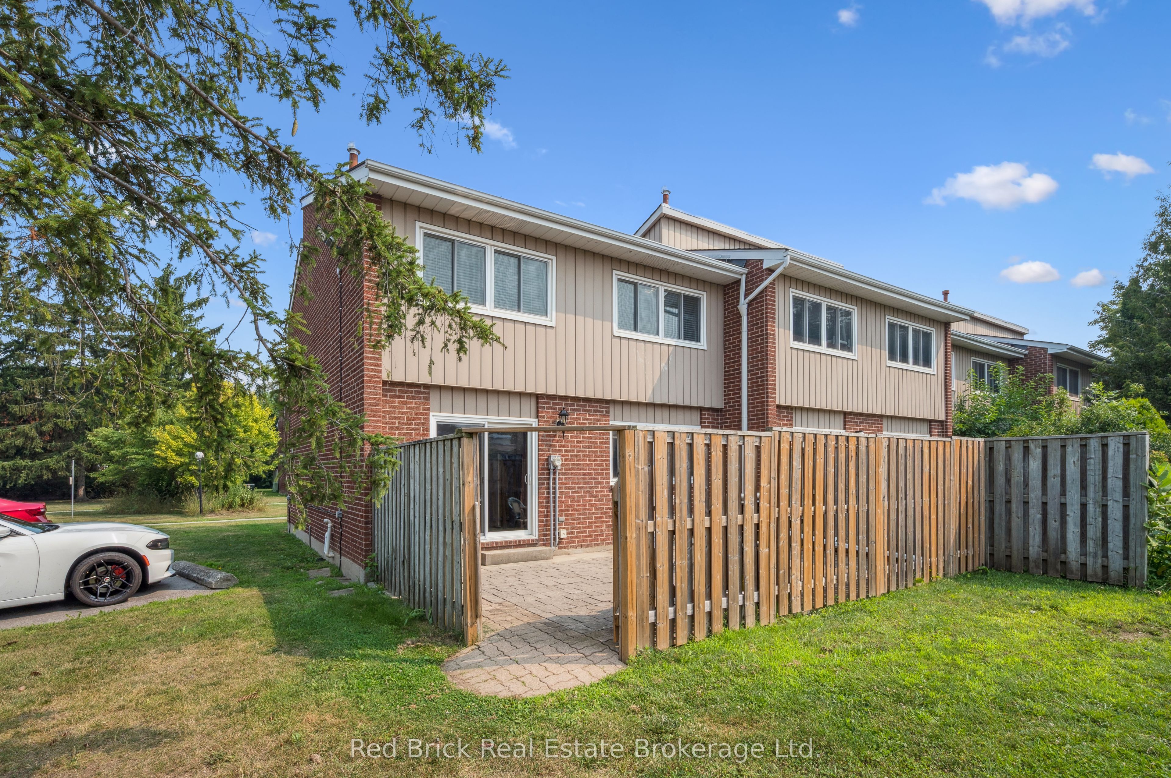 121 University Avenue E 16 Property Photo 34