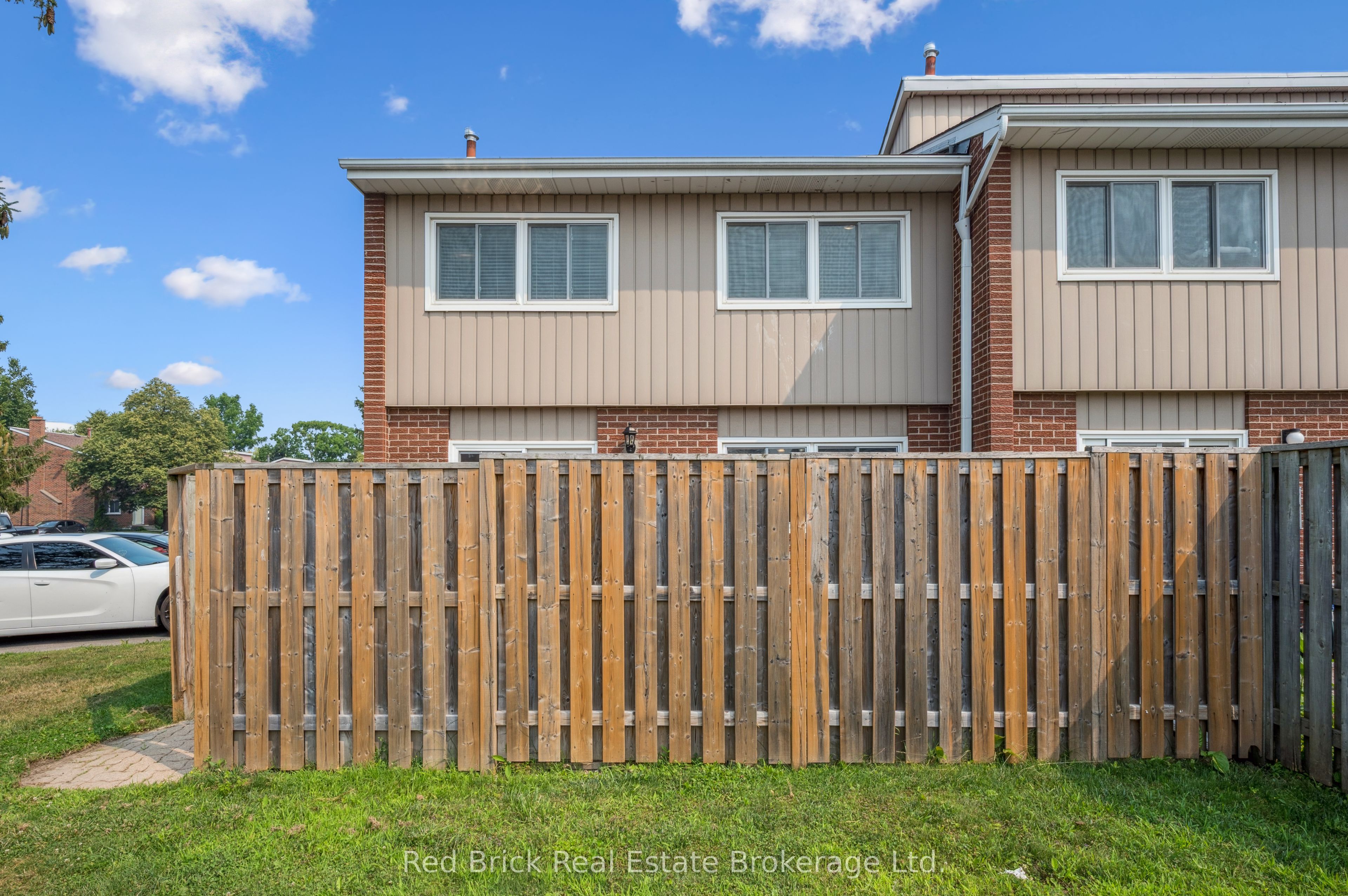 121 University Avenue E 16 Property Photo 35