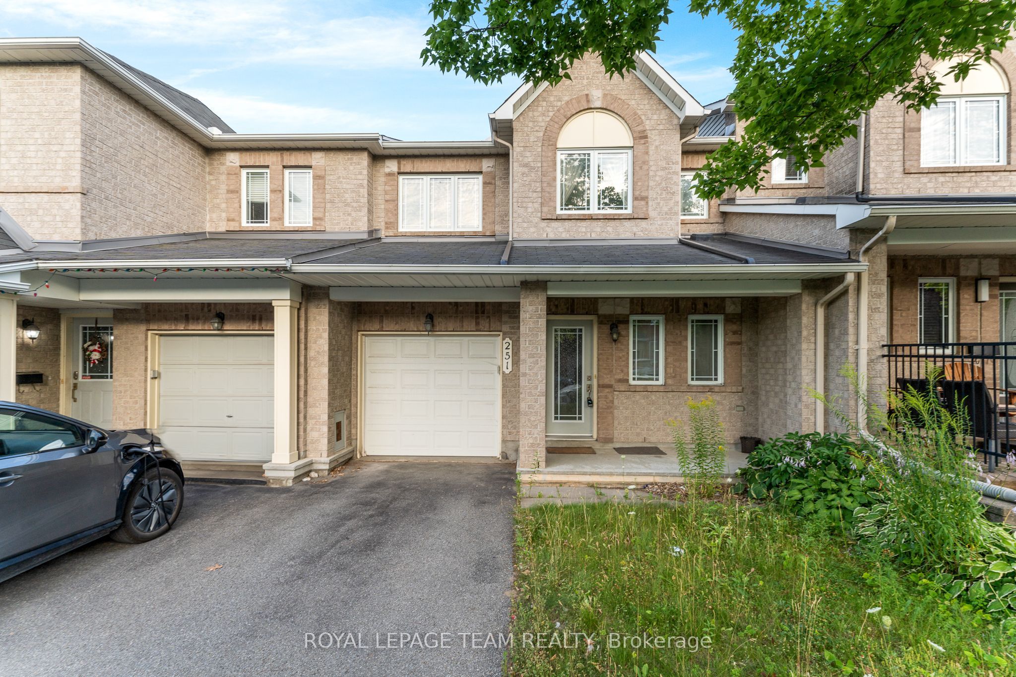 251 Felicia Cres Property Photo 1