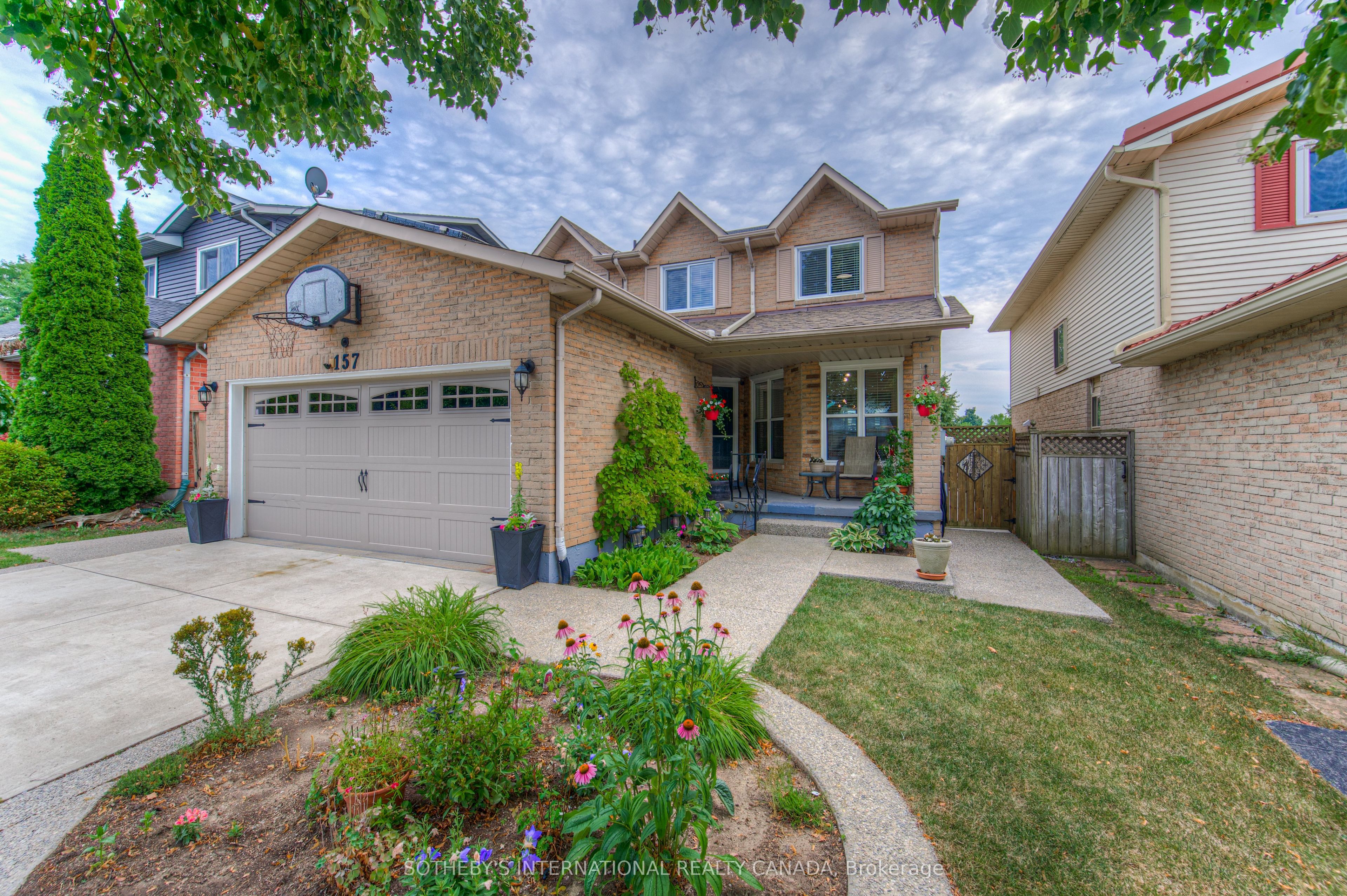 157 Twin Cres Property Photo 1