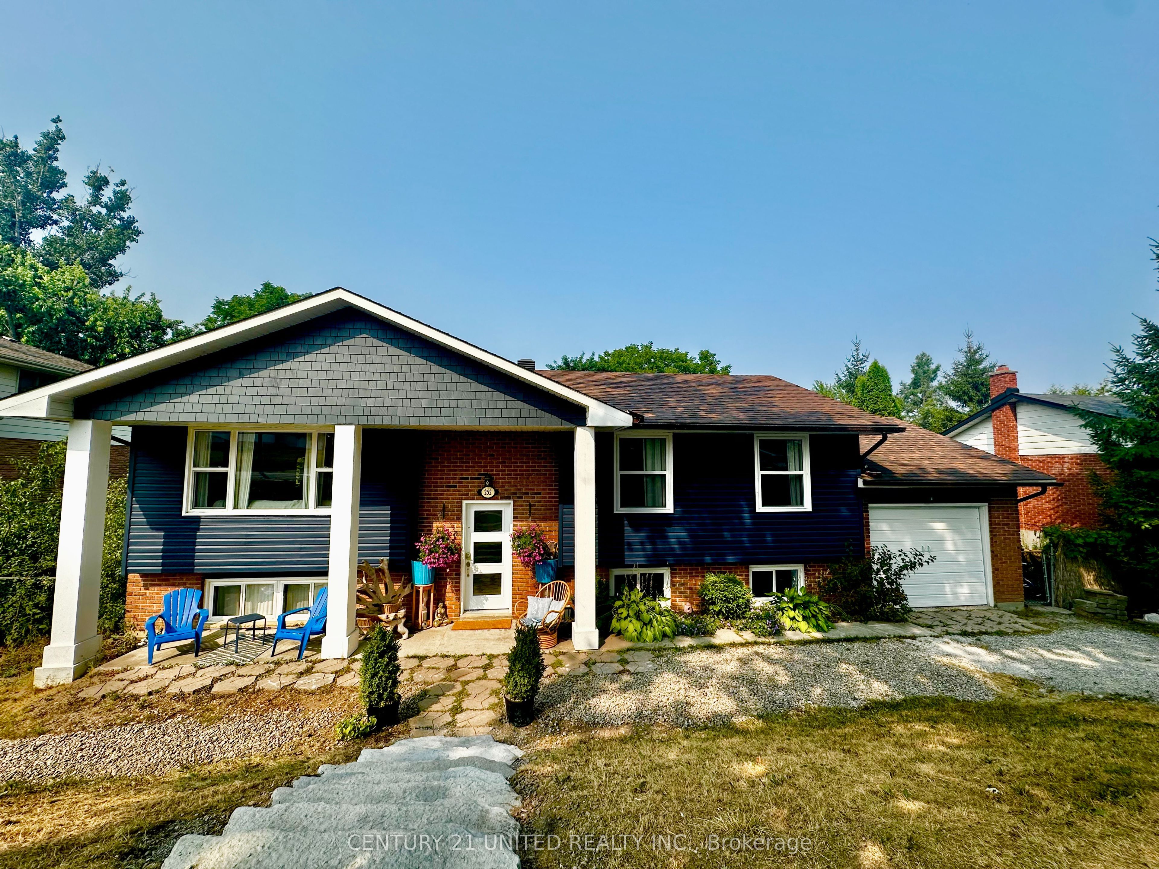 252 Queen Street Property Photo 1