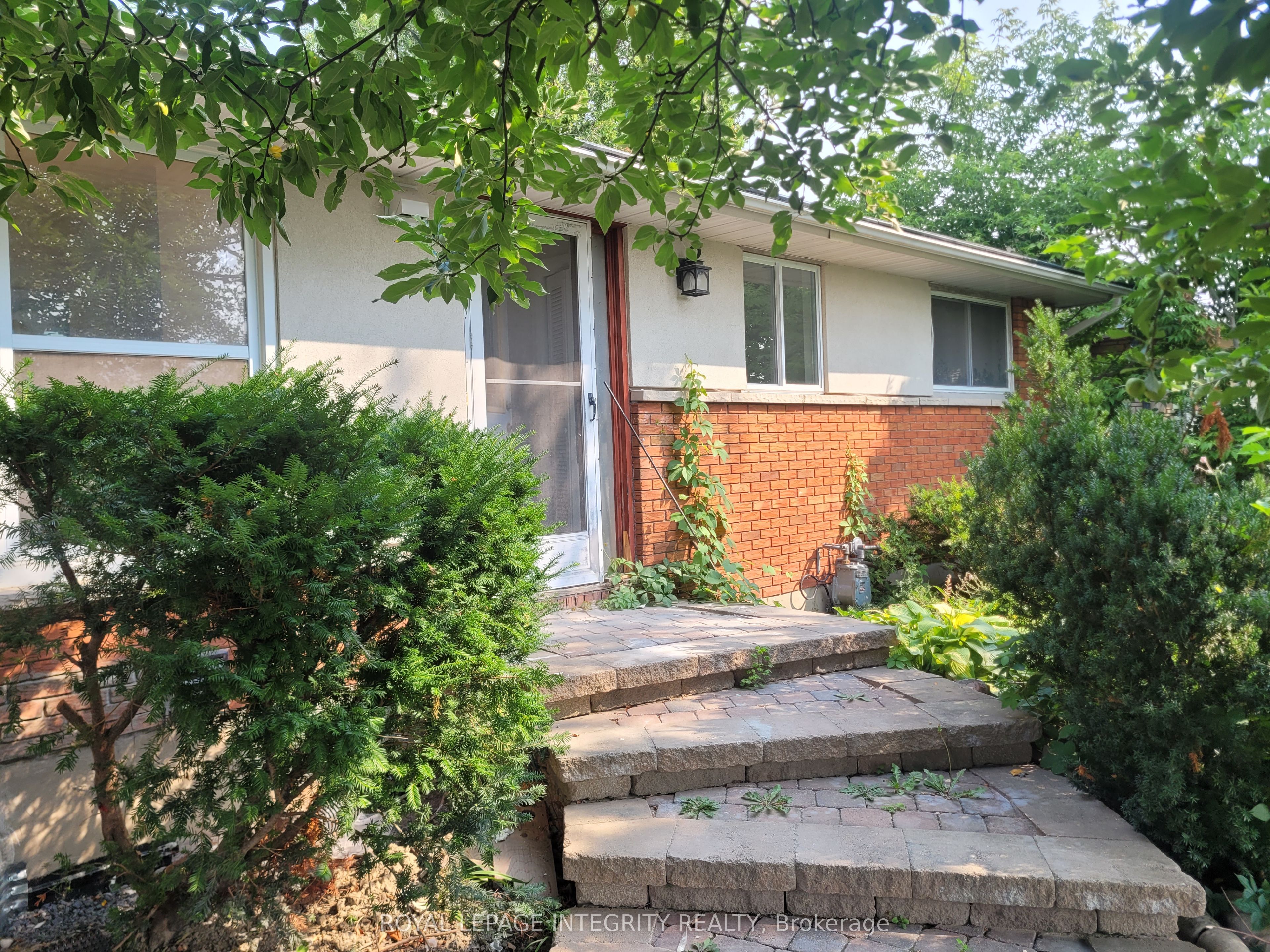 17 Kingsbury Ave Property Photo 1