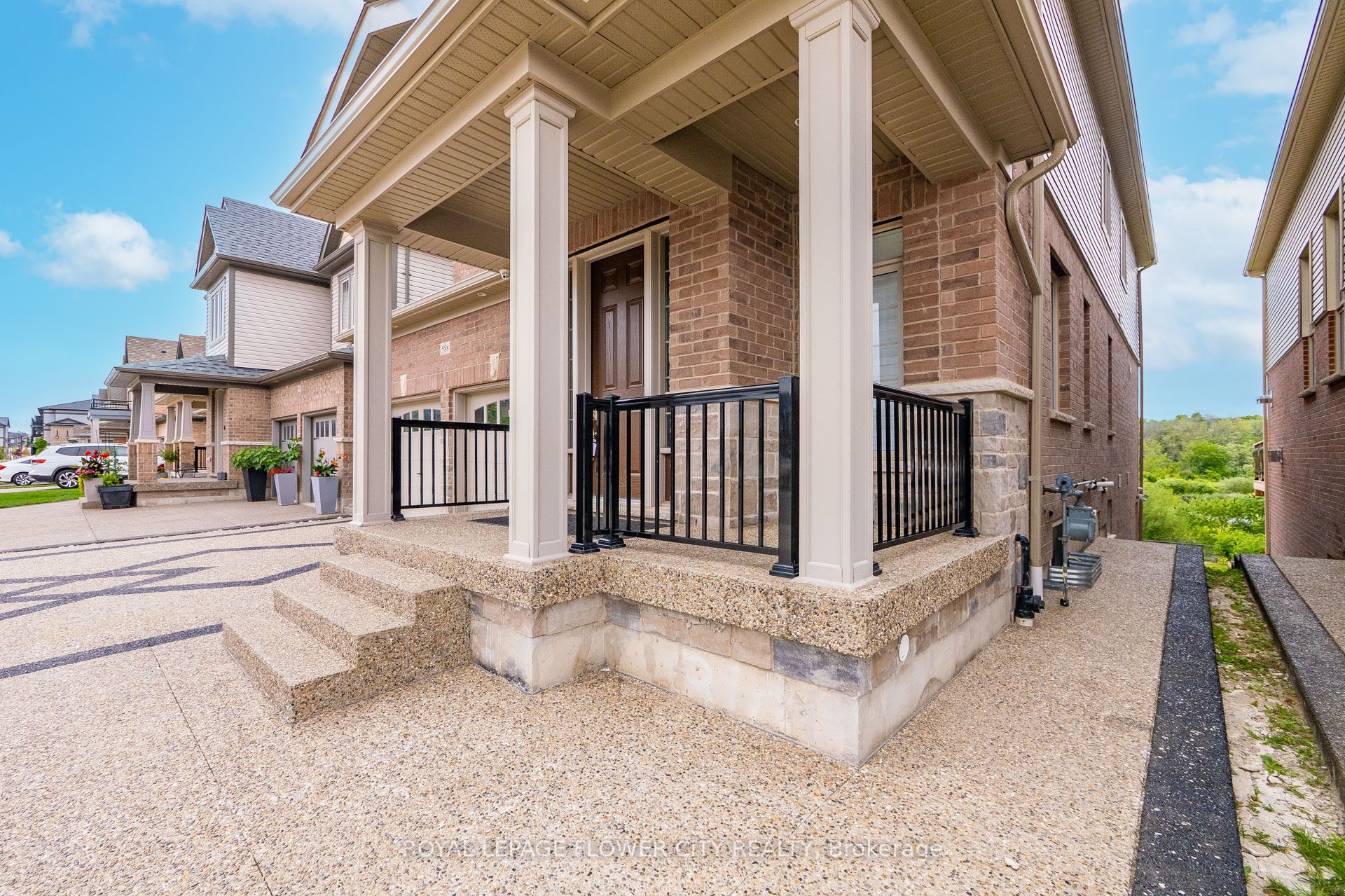 588 Beckview Crescent Property Photo 3