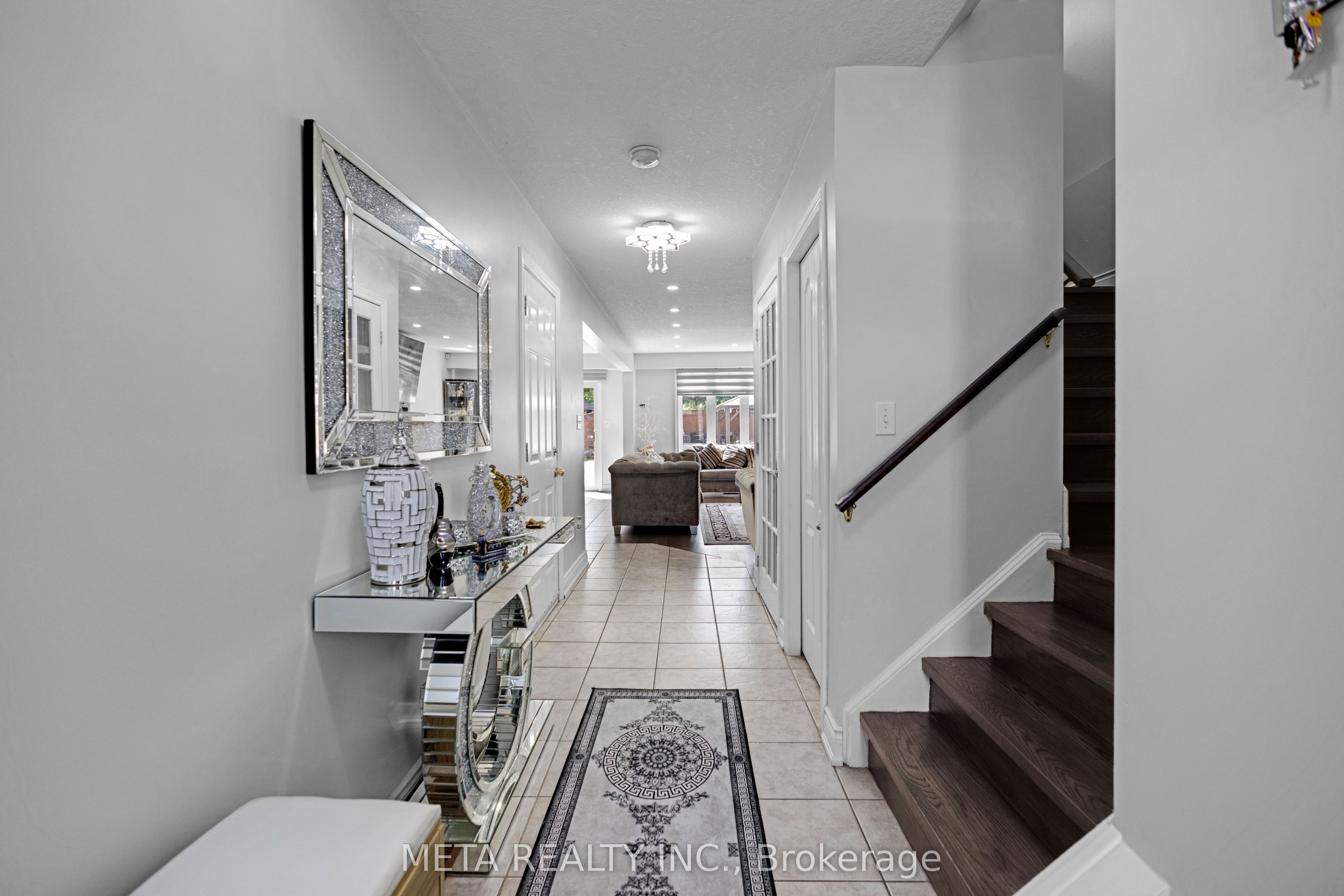 497 Langlaw Drive E Property Photo 9