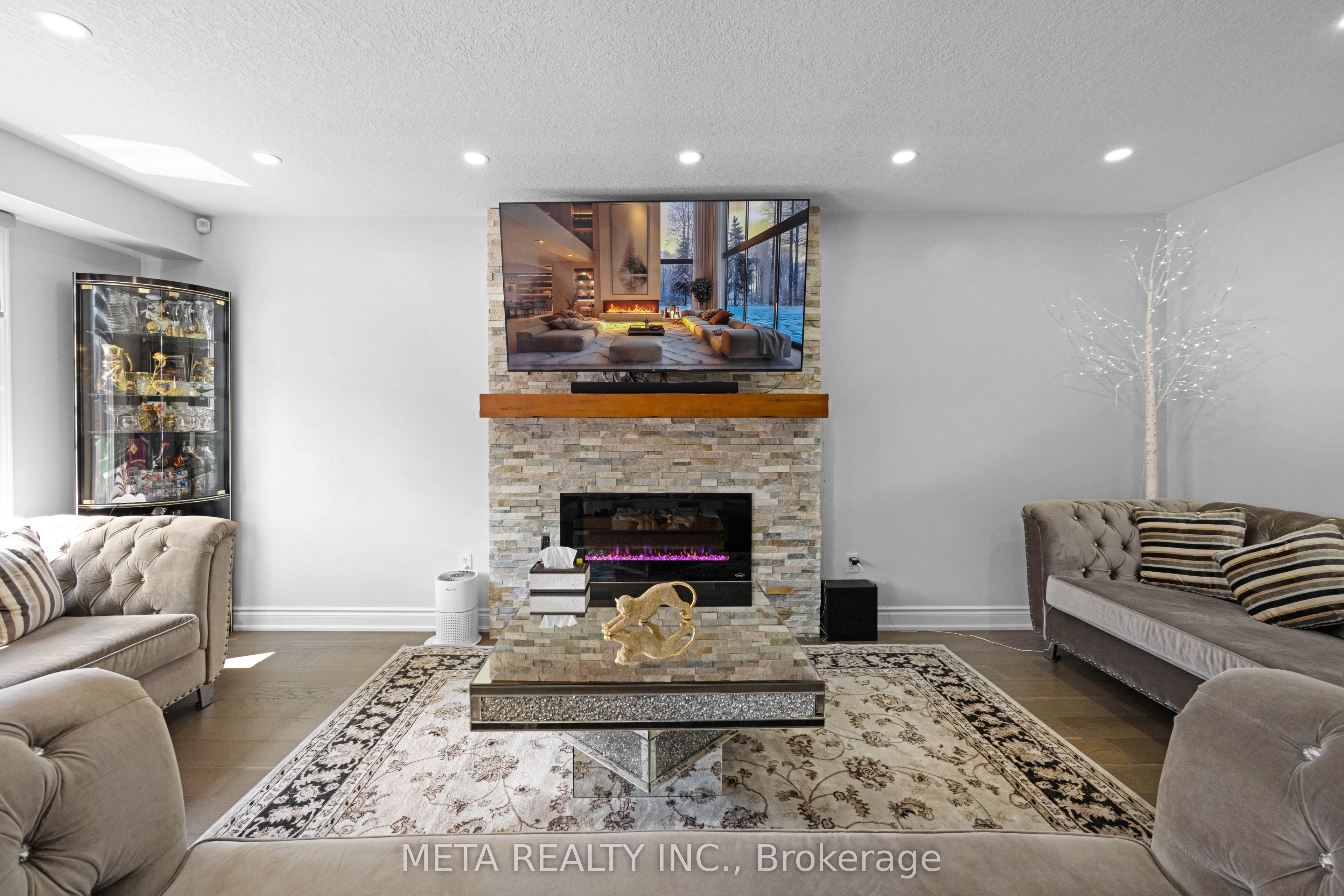 497 Langlaw Drive E Property Photo 10