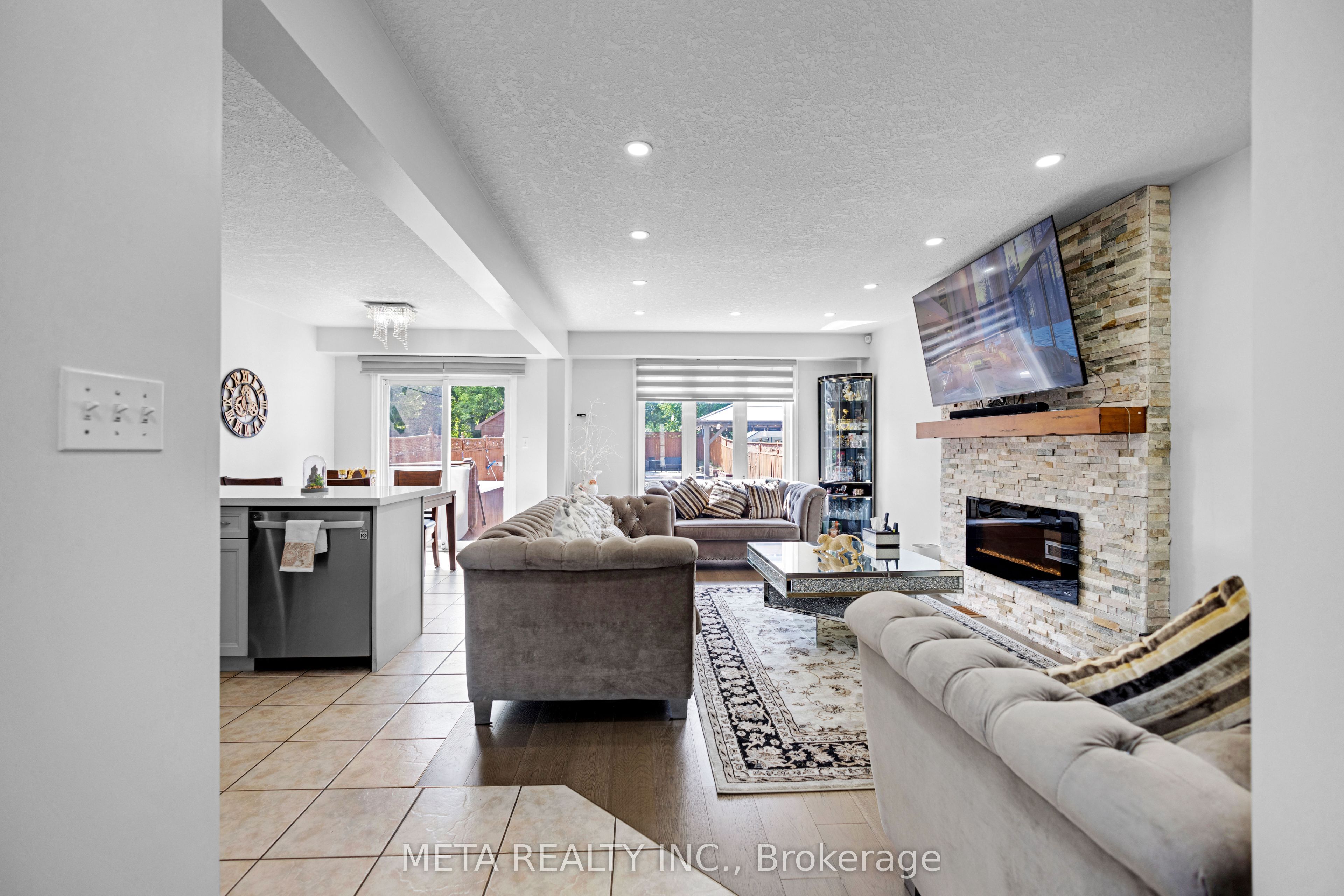 497 Langlaw Drive E Property Photo 13