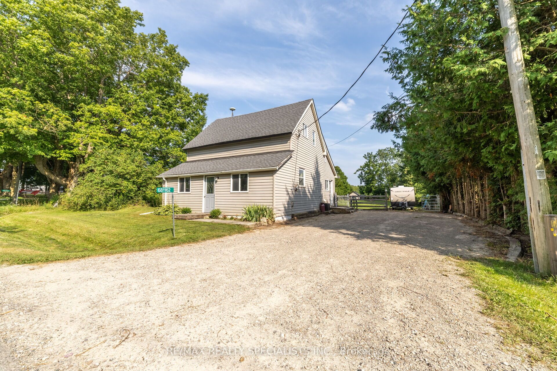 681162 260 Side Road Property Photo 1