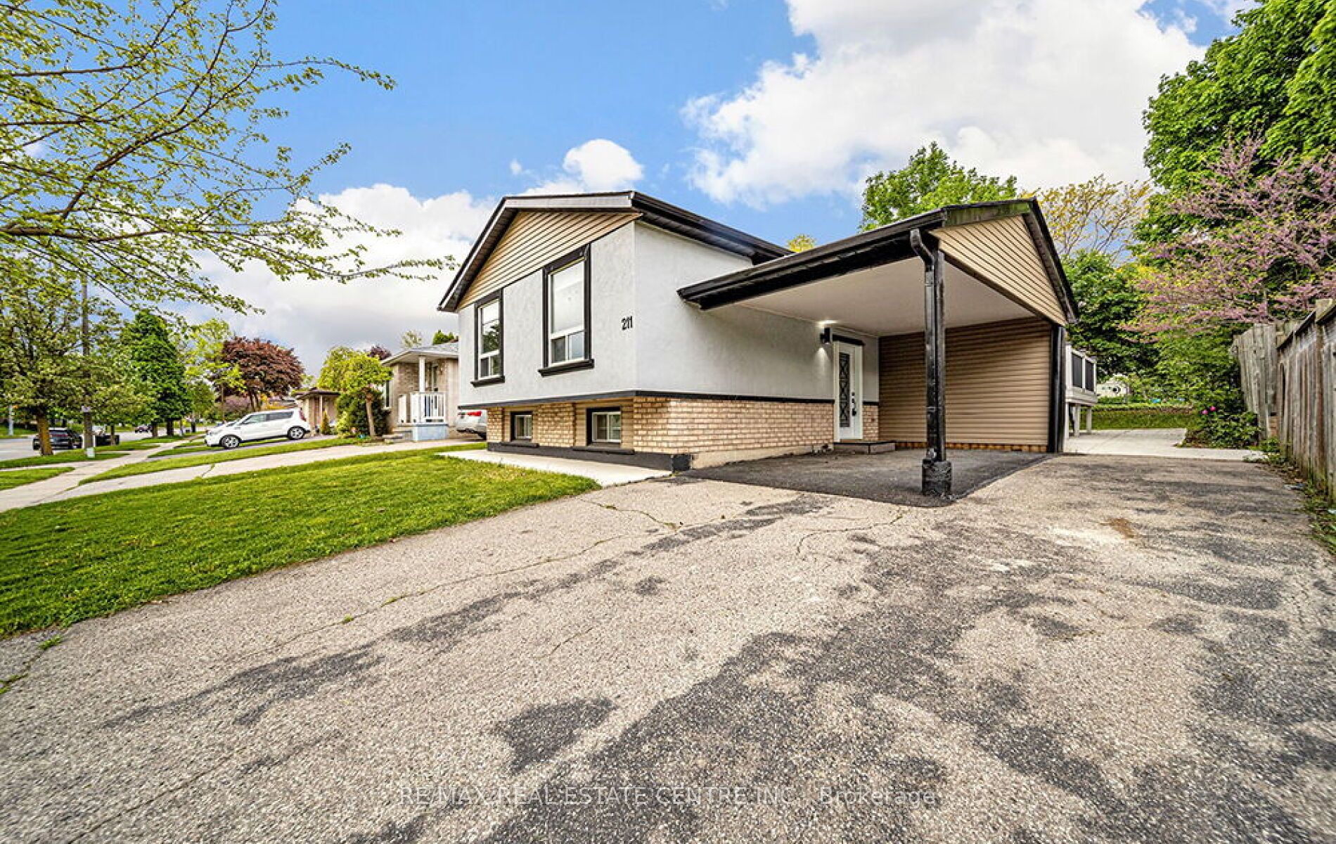 211 Dunsdon St Property Photo 1