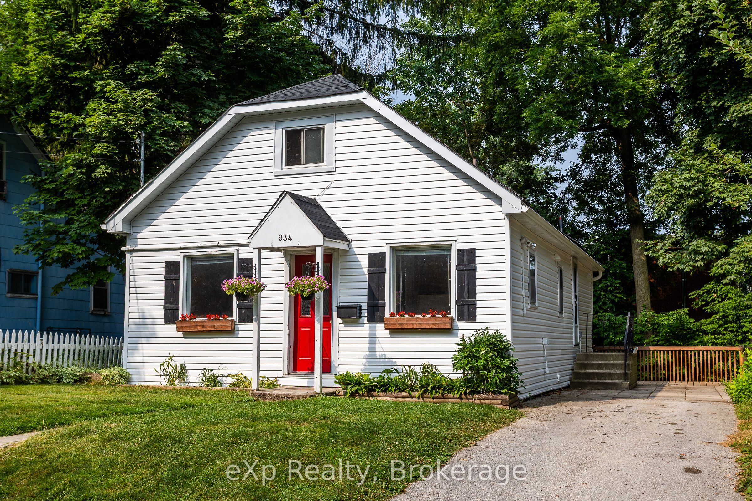 934 5th Avenue W Property Photo 1