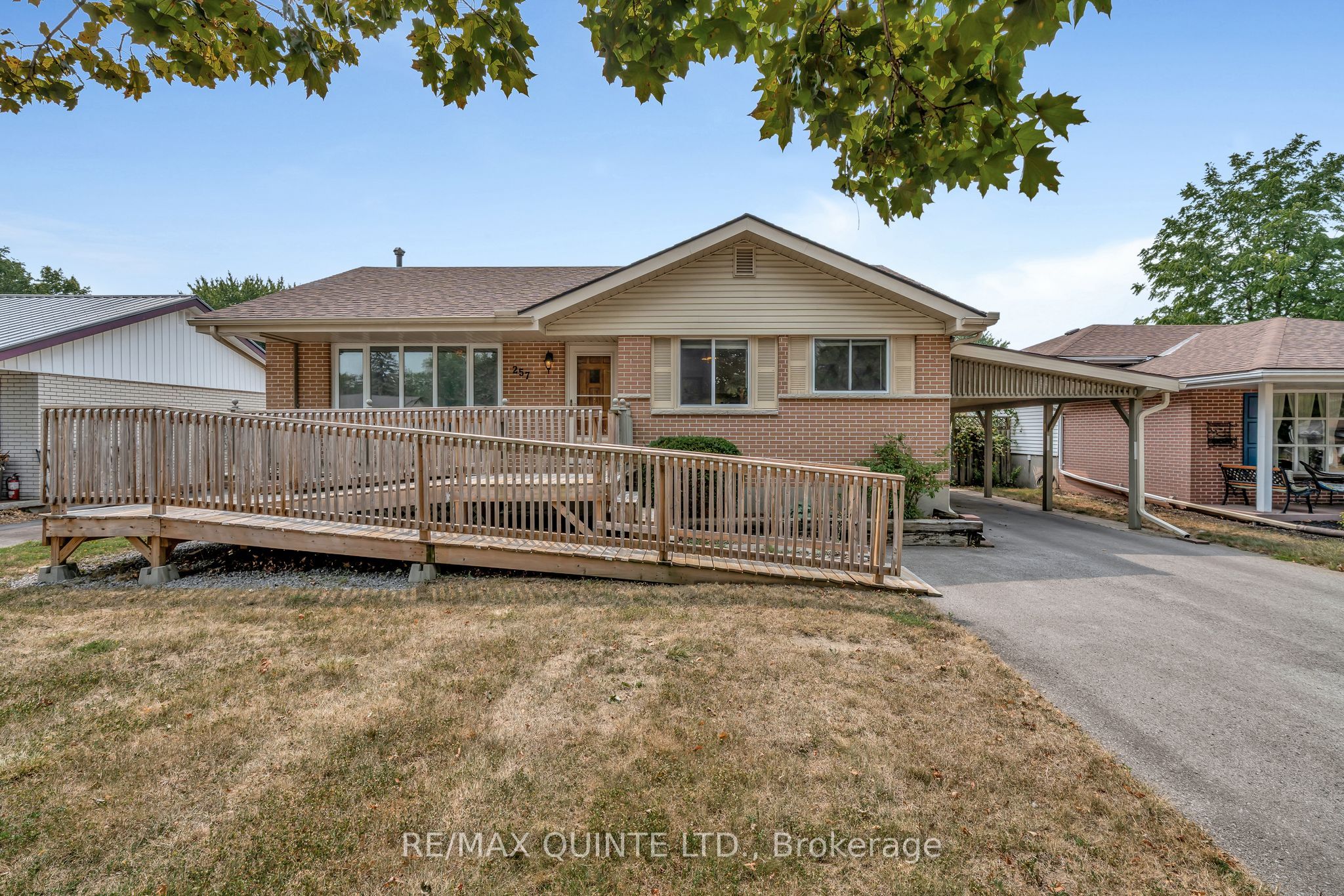 257 College St W Property Photo 1