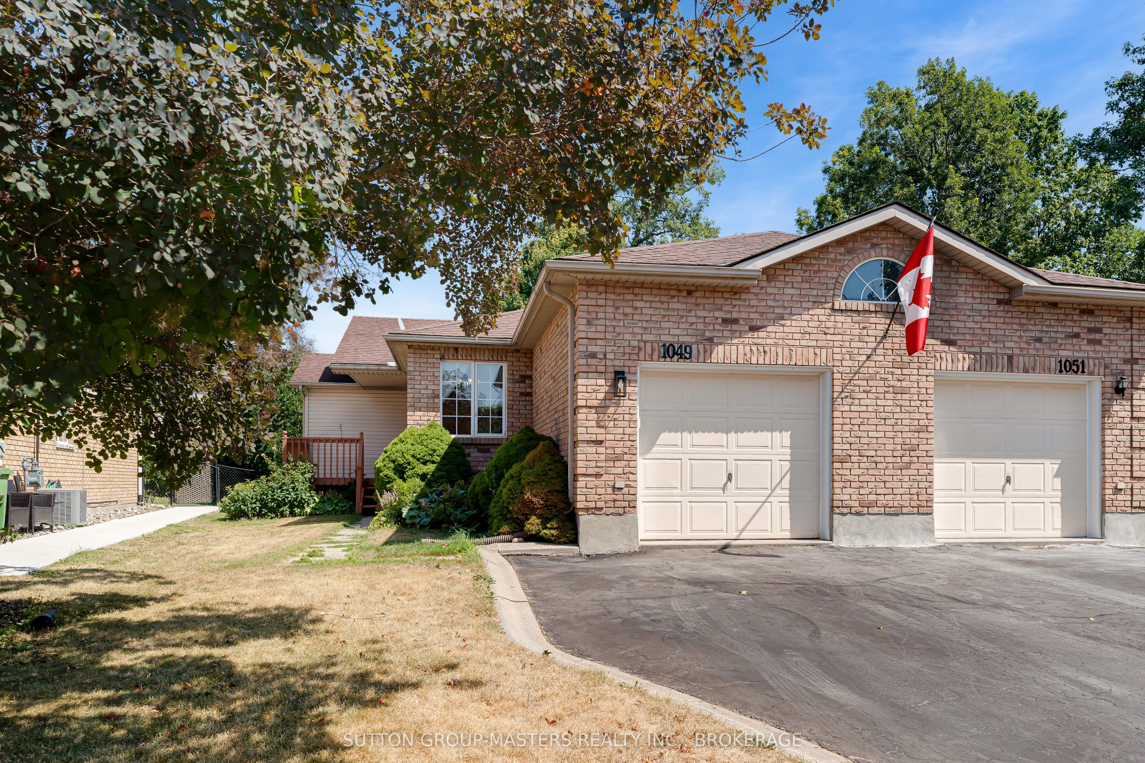 1049 Waterbury Cres Property Photo 1