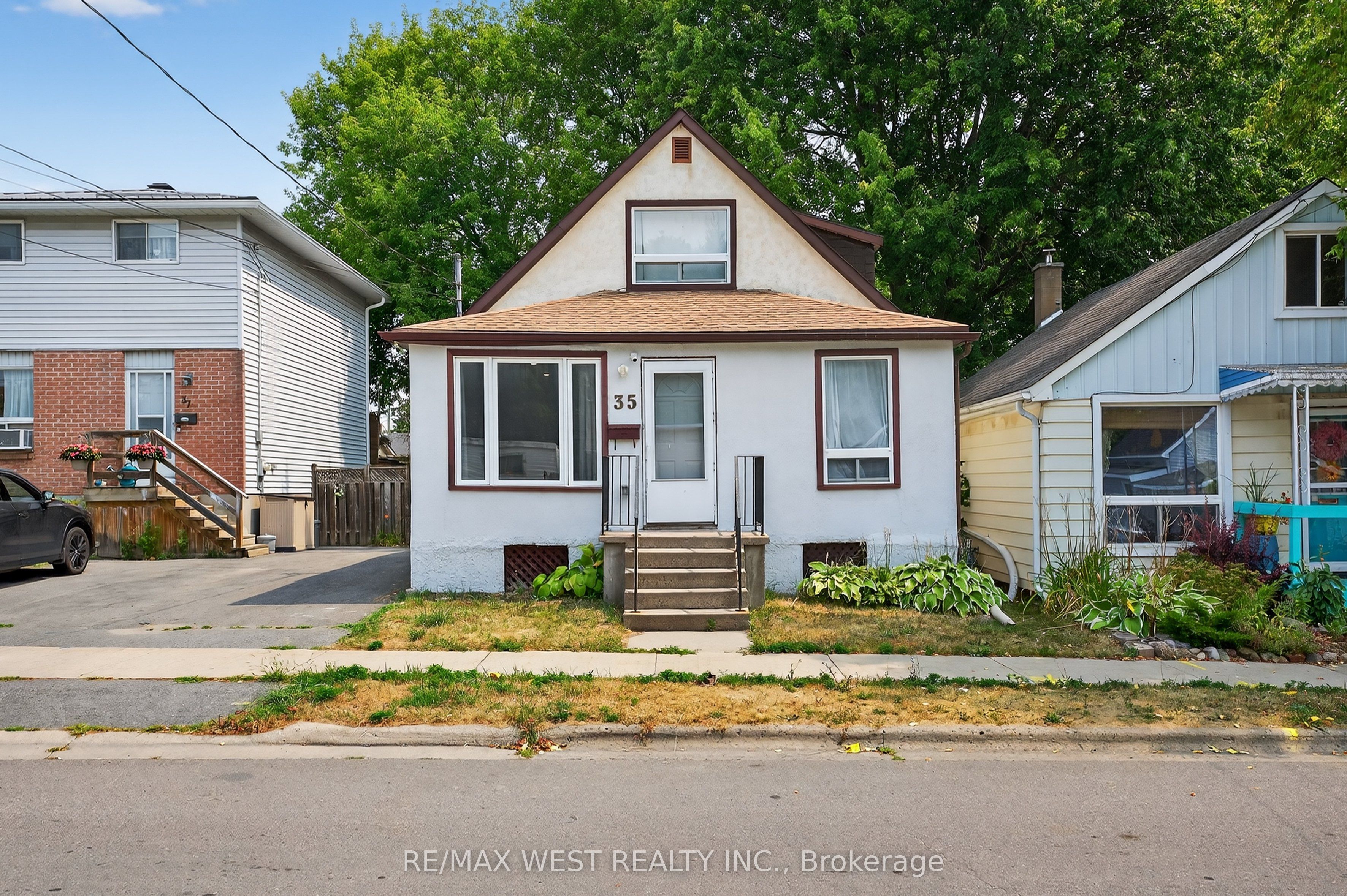 35 Kingscourt Ave Property Photo 1