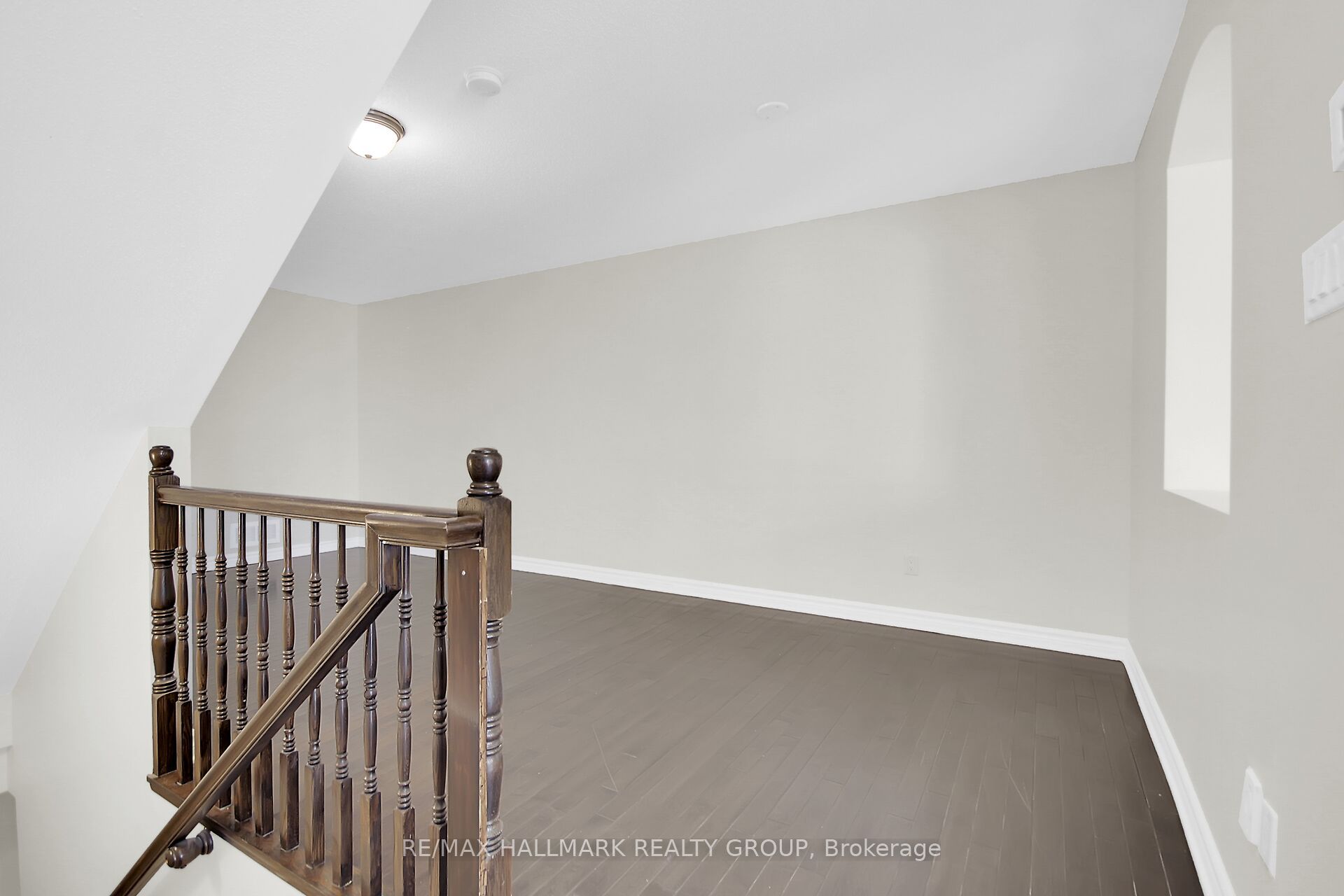 418 Temiskaming Crescent Property Photo 8