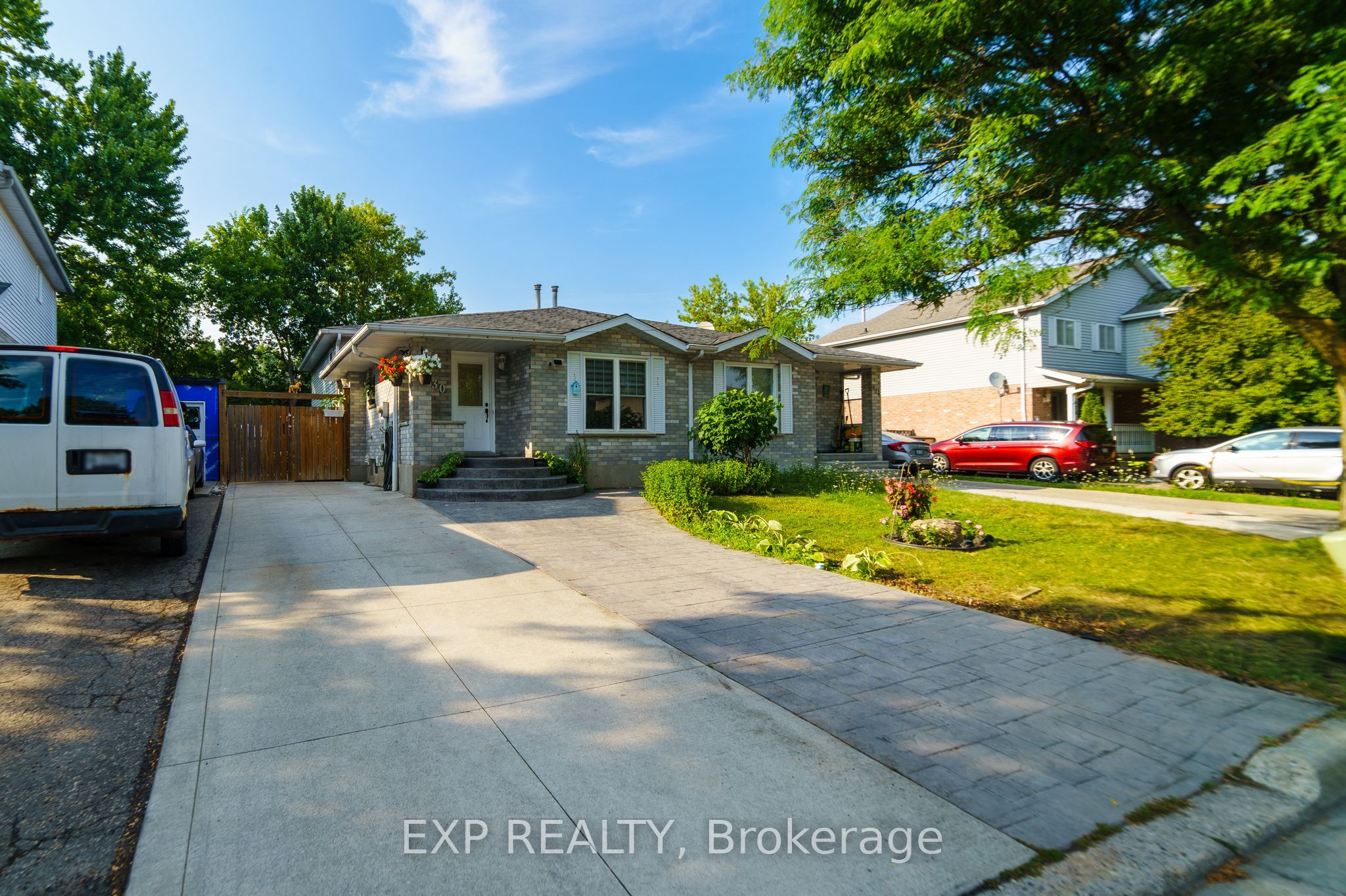 430 Bankside Cres Property Photo 1