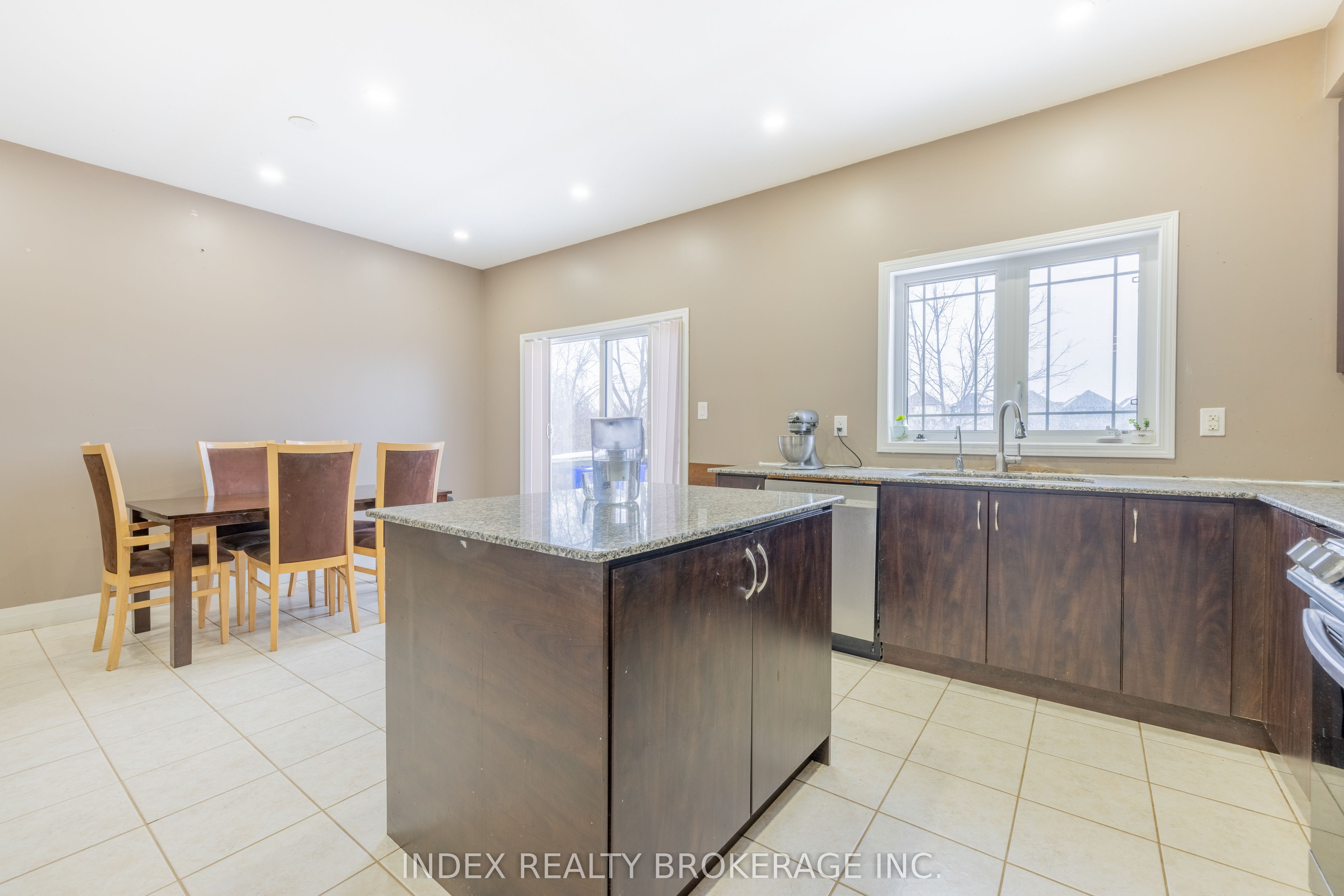 261 Thomas Avenue Property Photo 10