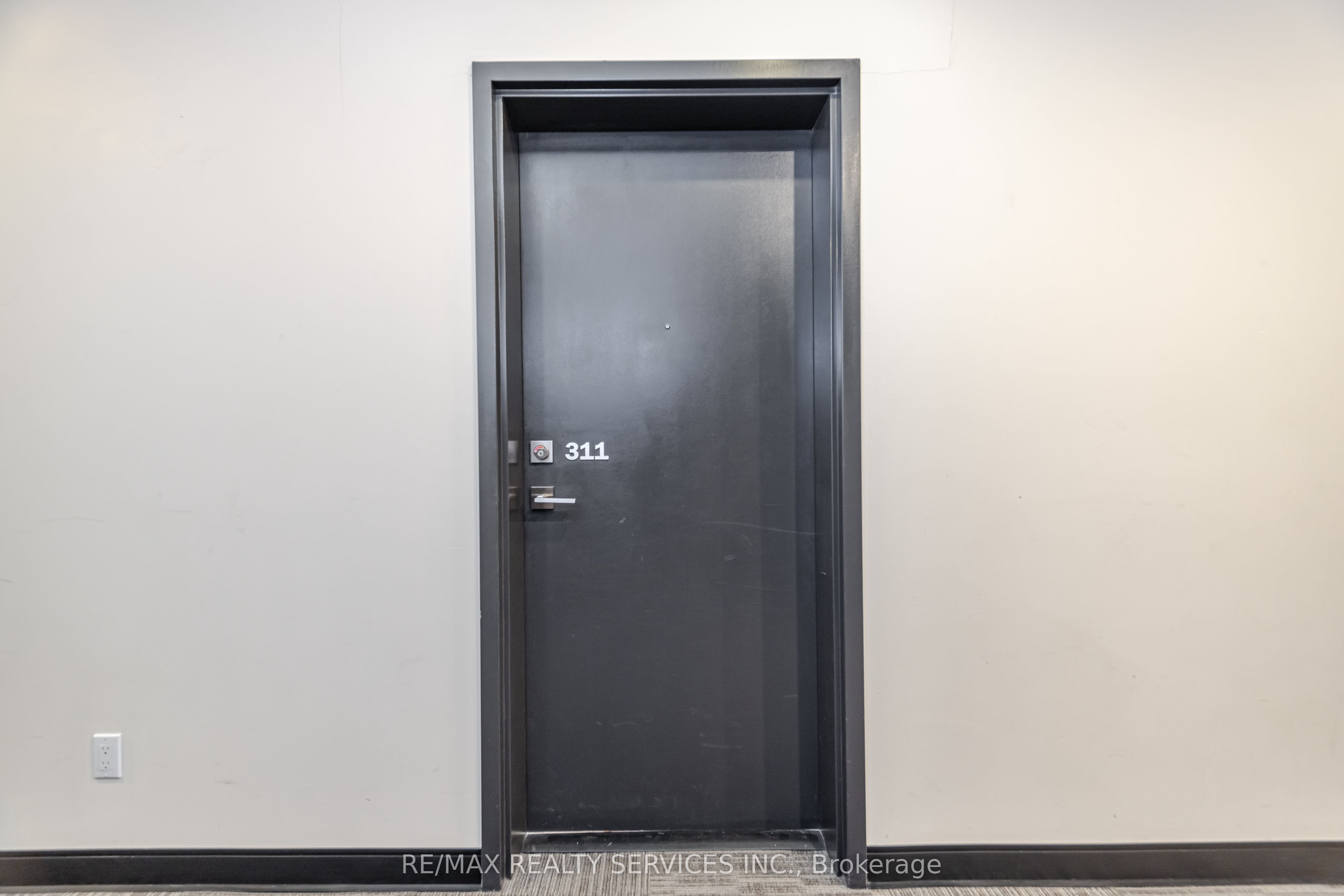 690 King Street W 311 Property Photo 4