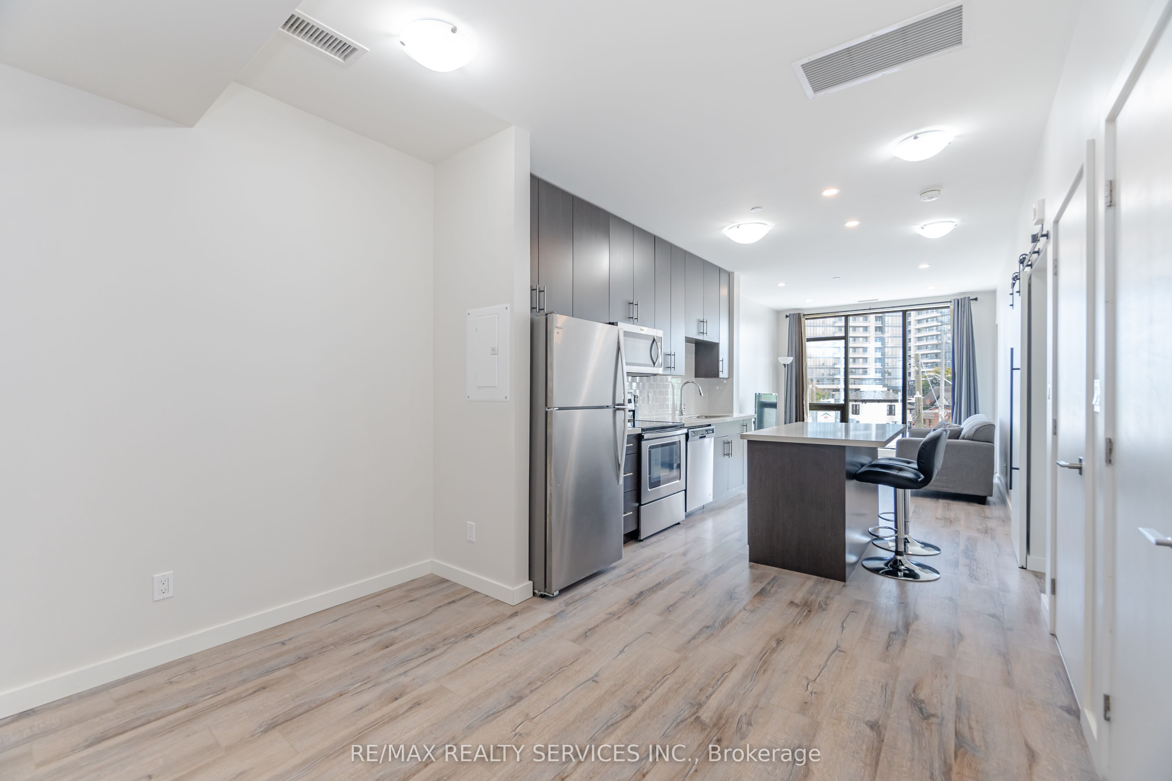 690 King Street W 311 Property Photo 7