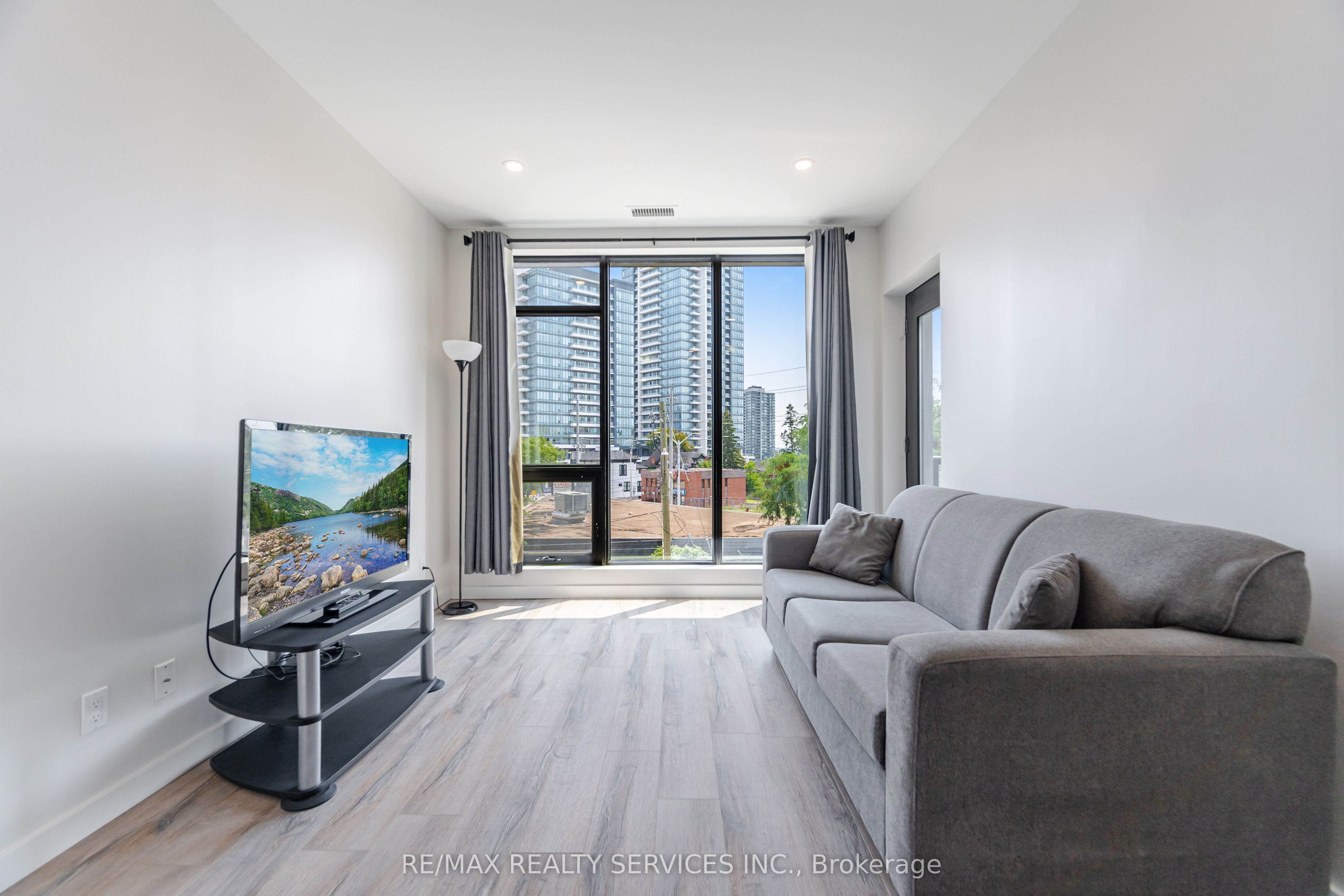 690 King Street W 311 Property Photo 14