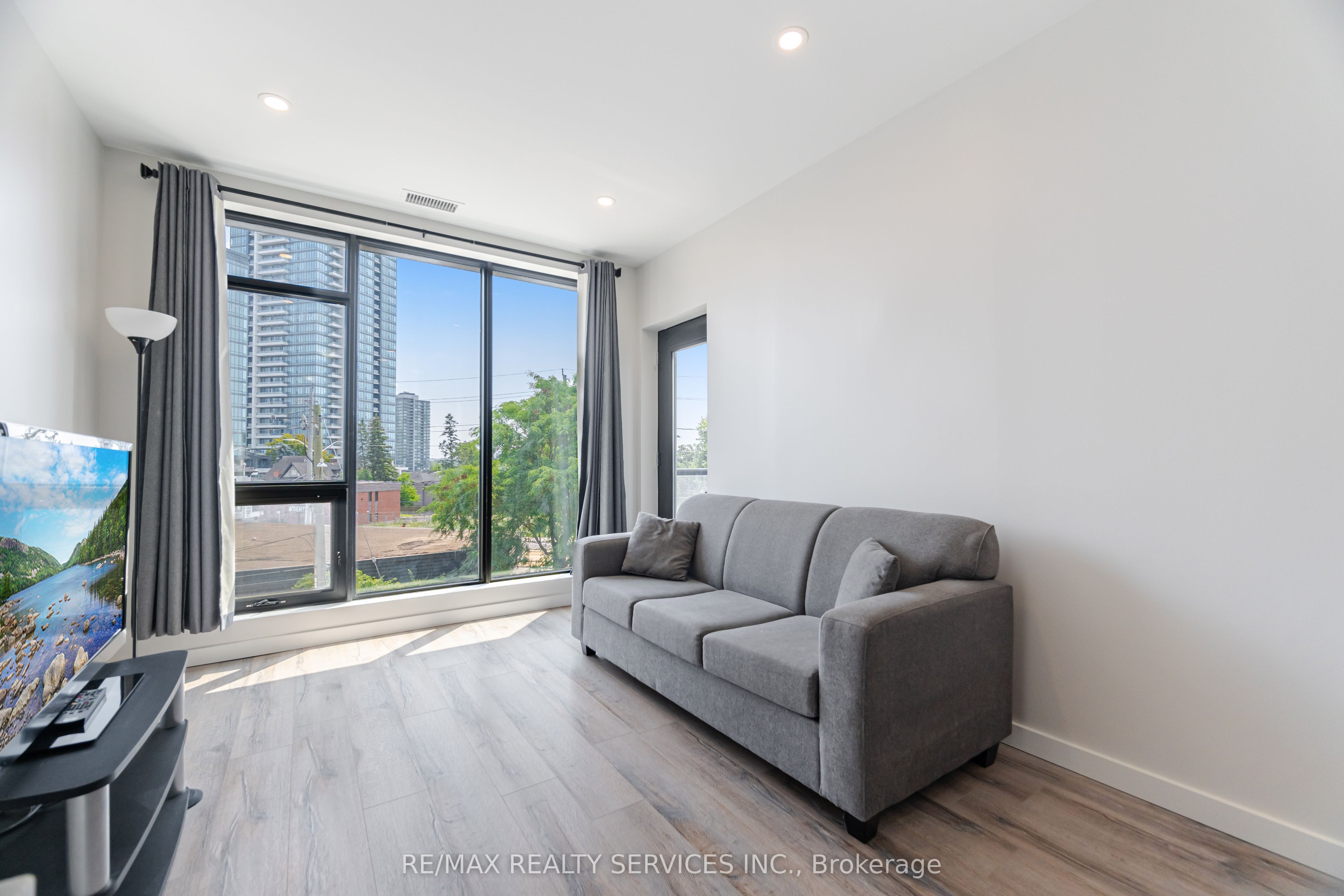 690 King Street W 311 Property Photo 16