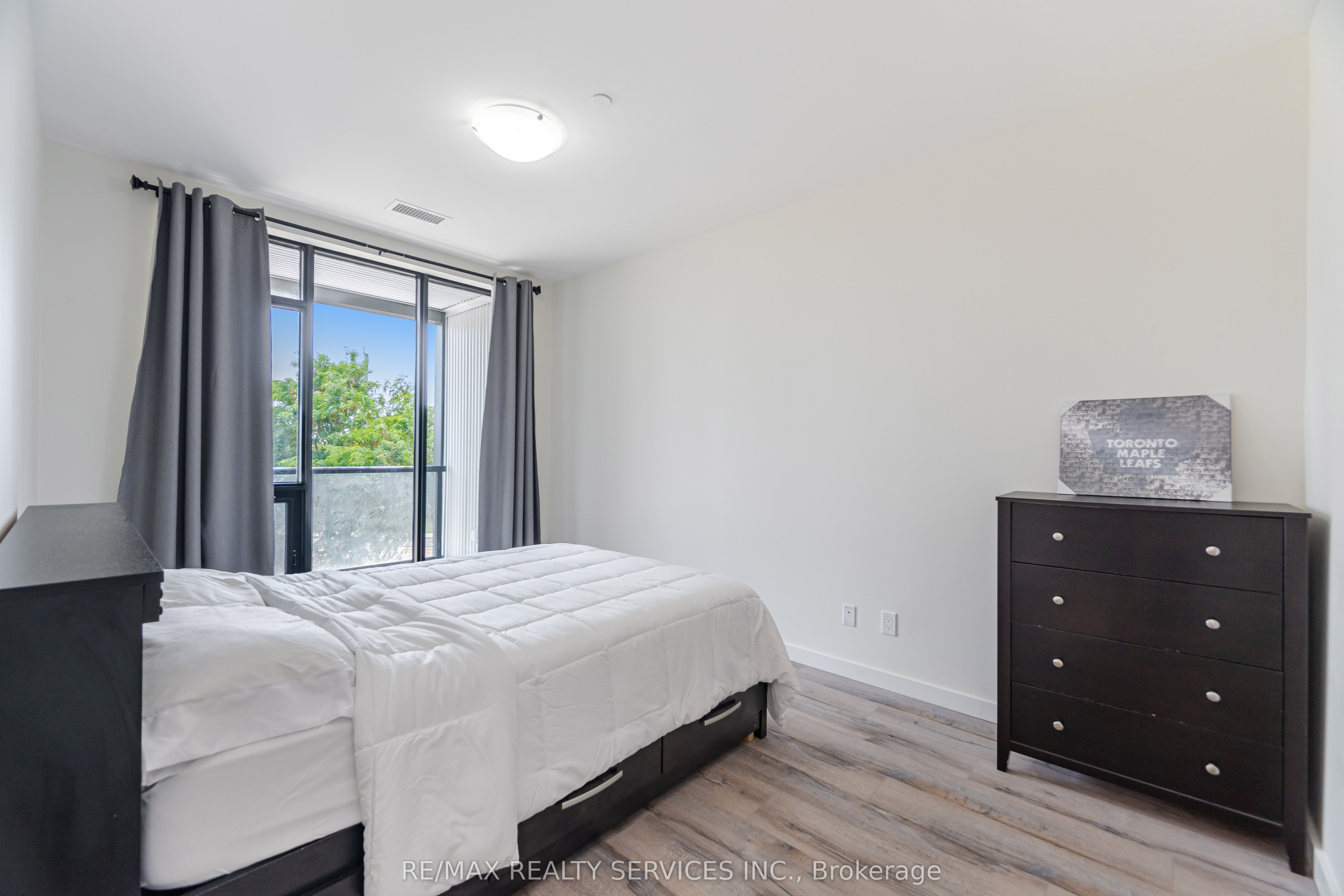 690 King Street W 311 Property Photo 17