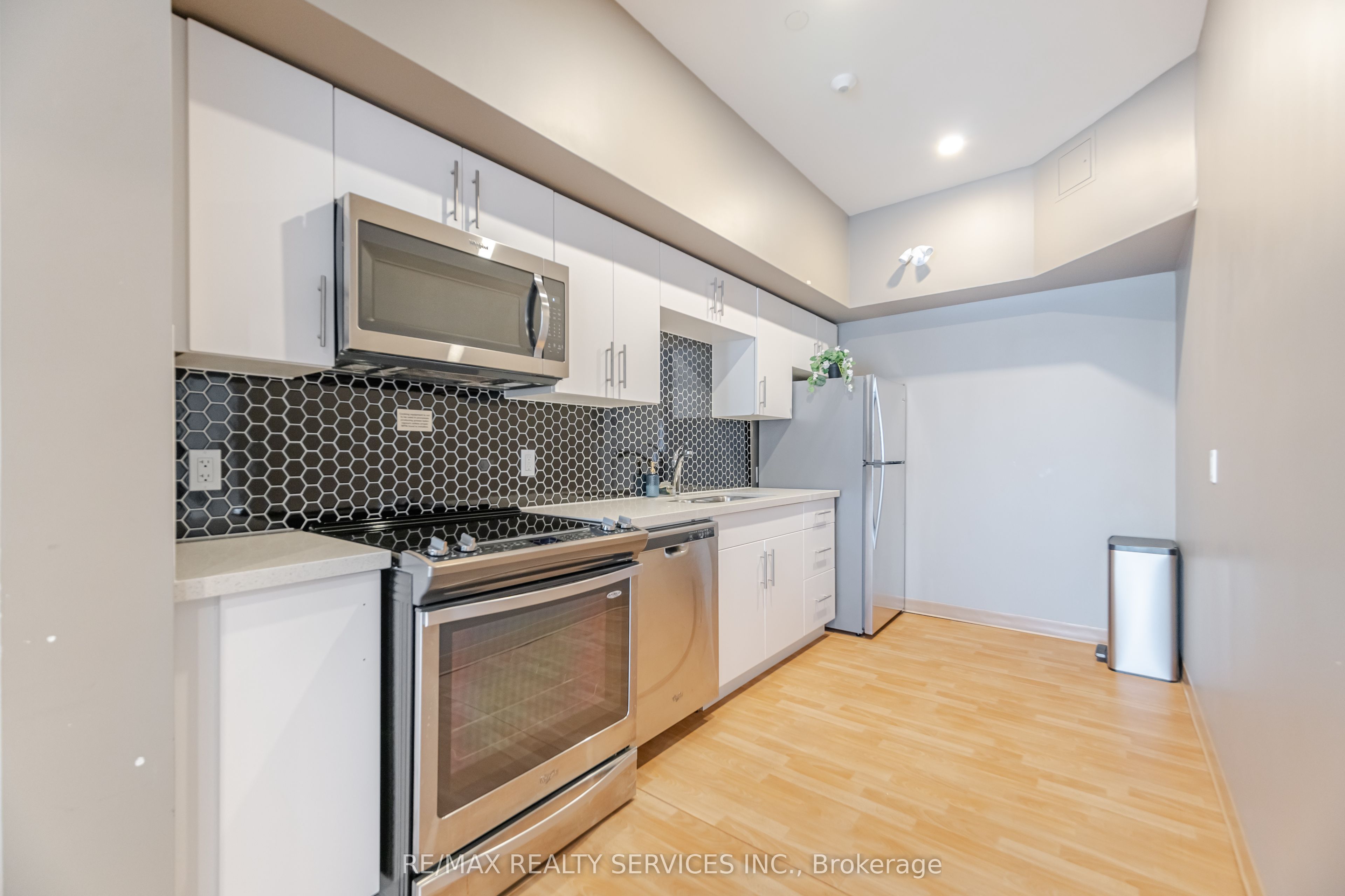 690 King Street W 311 Property Photo 34