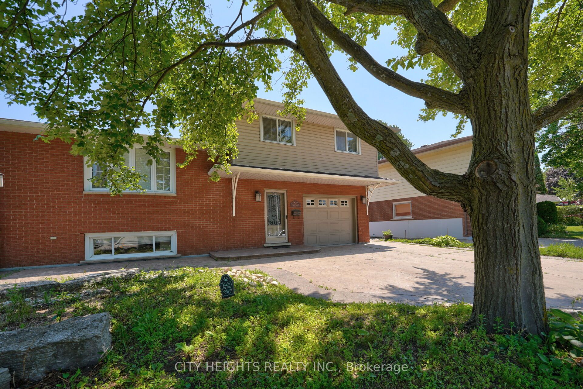 207 Christopher Drive Property Photo 3