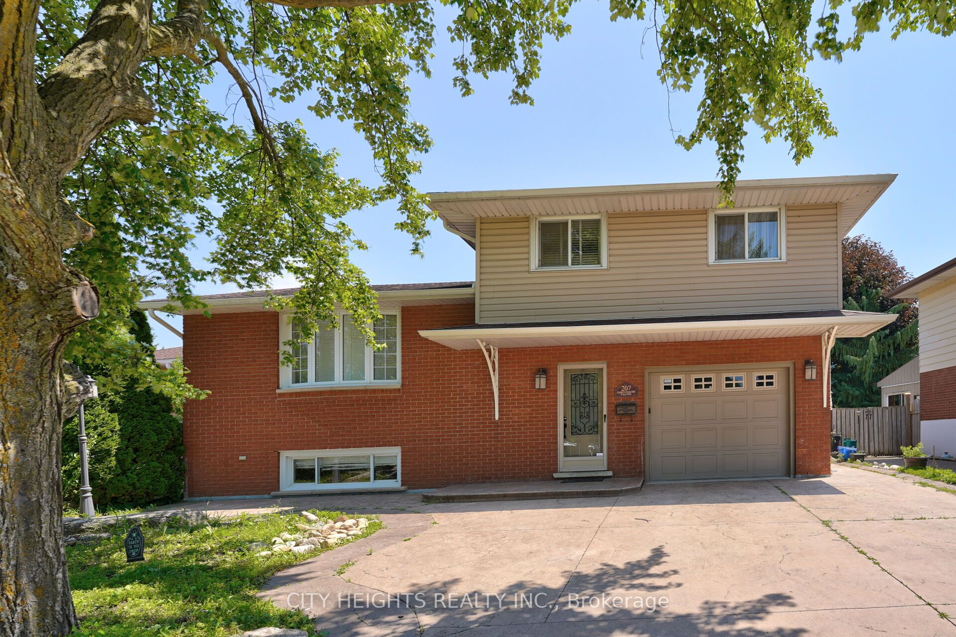 207 Christopher Drive Property Photo 4