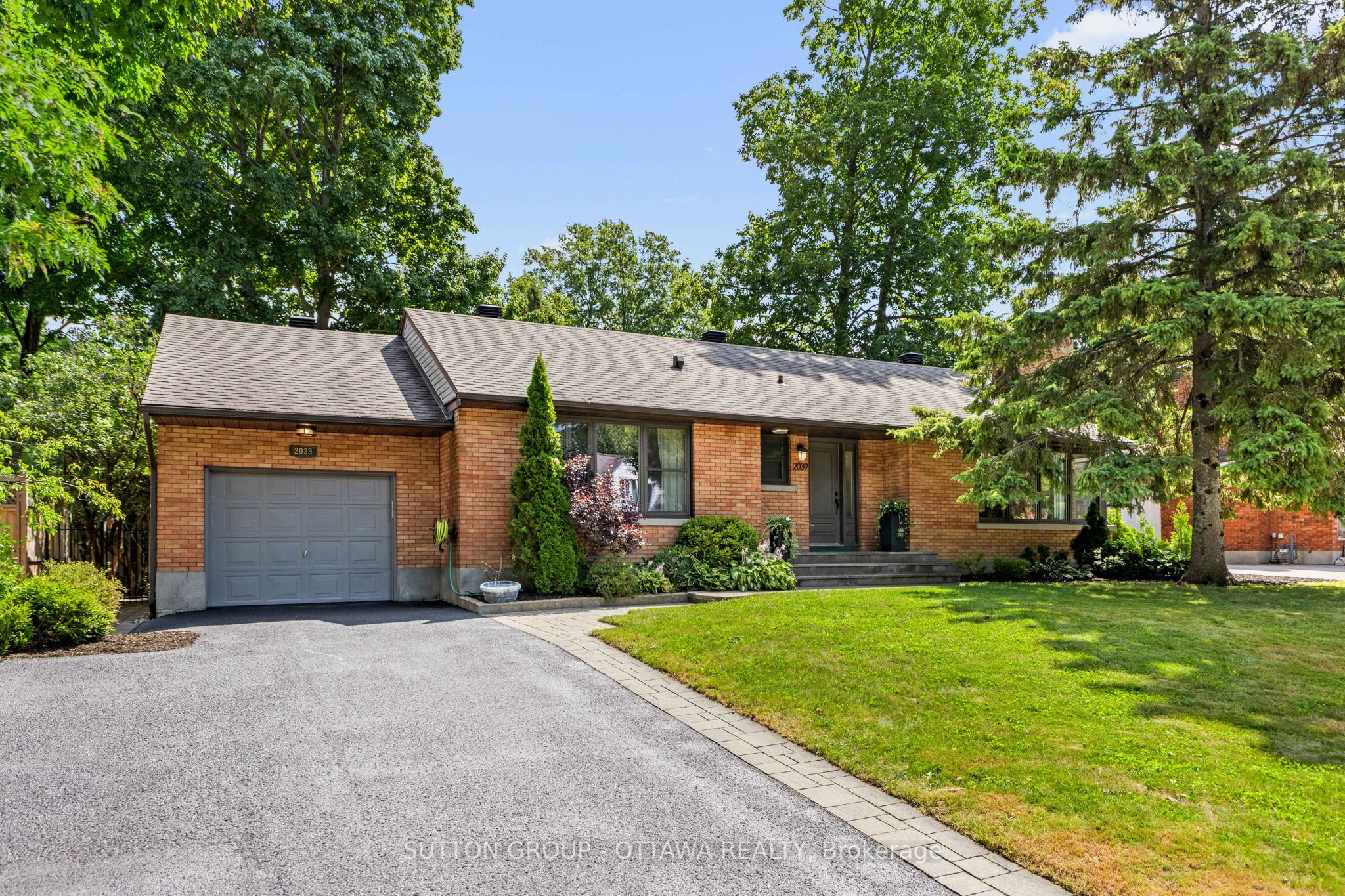 2039 THORNE Avenue Property Photo 1
