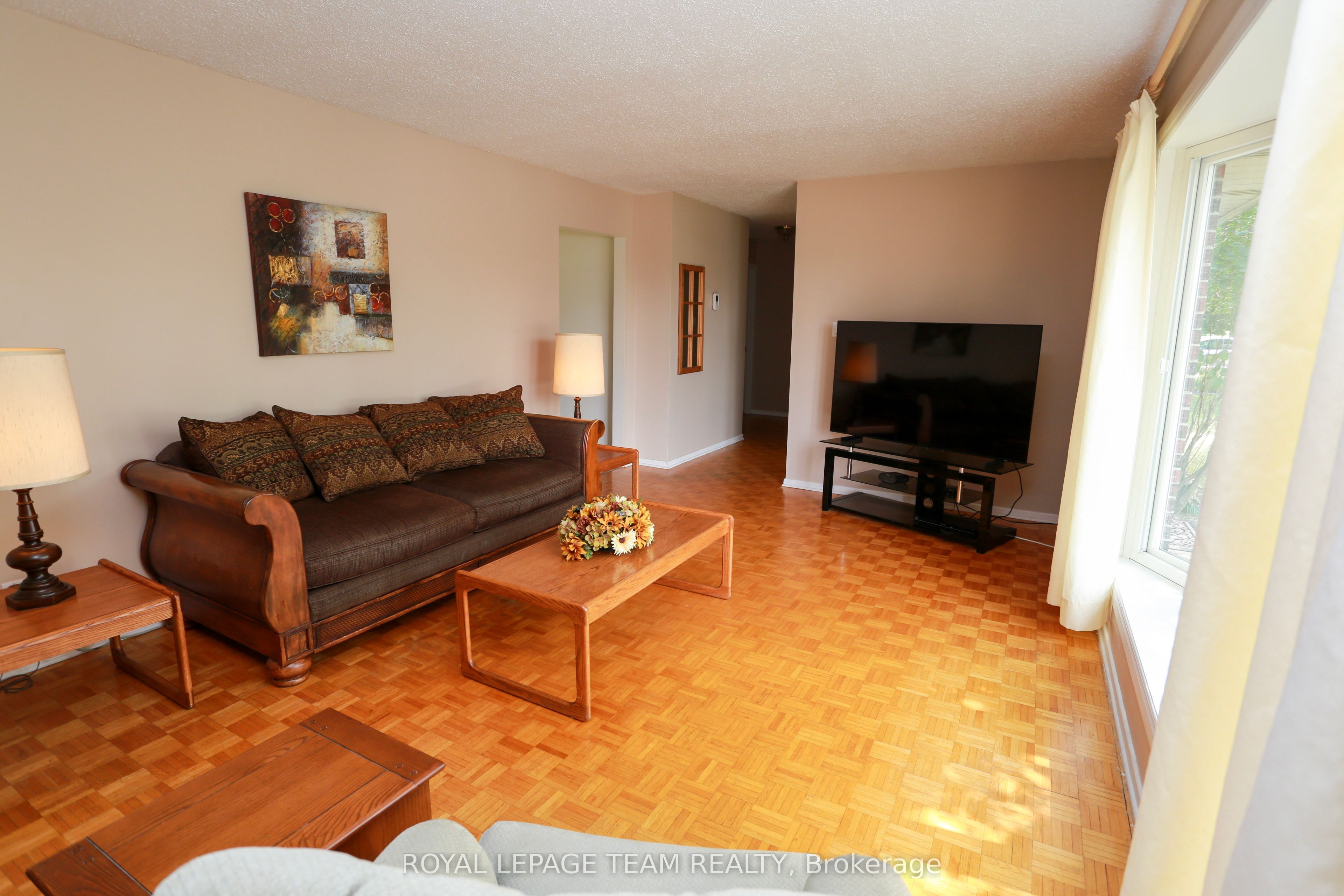 82 Maitland Street S Property Photo 6