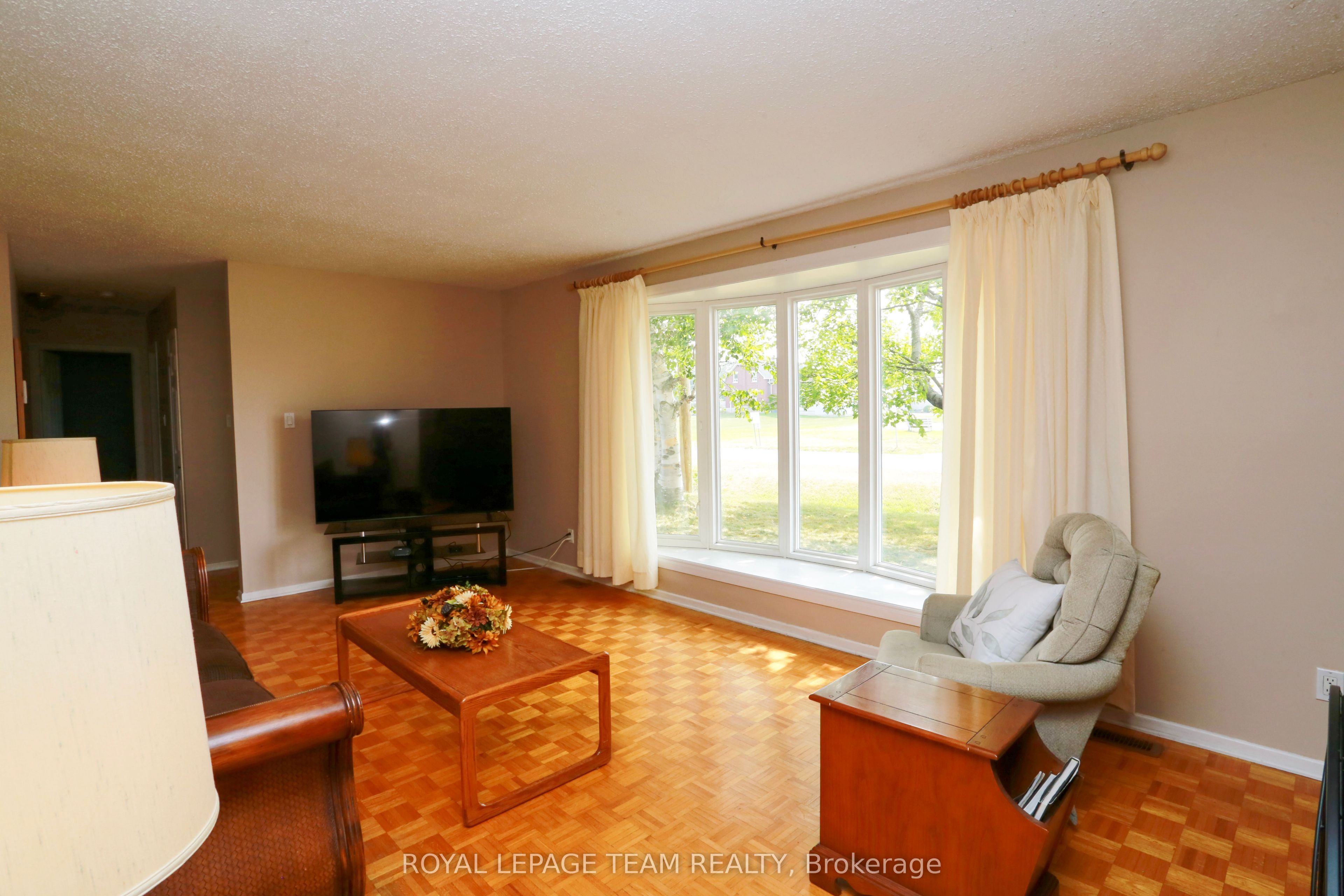 82 Maitland Street S Property Photo 7