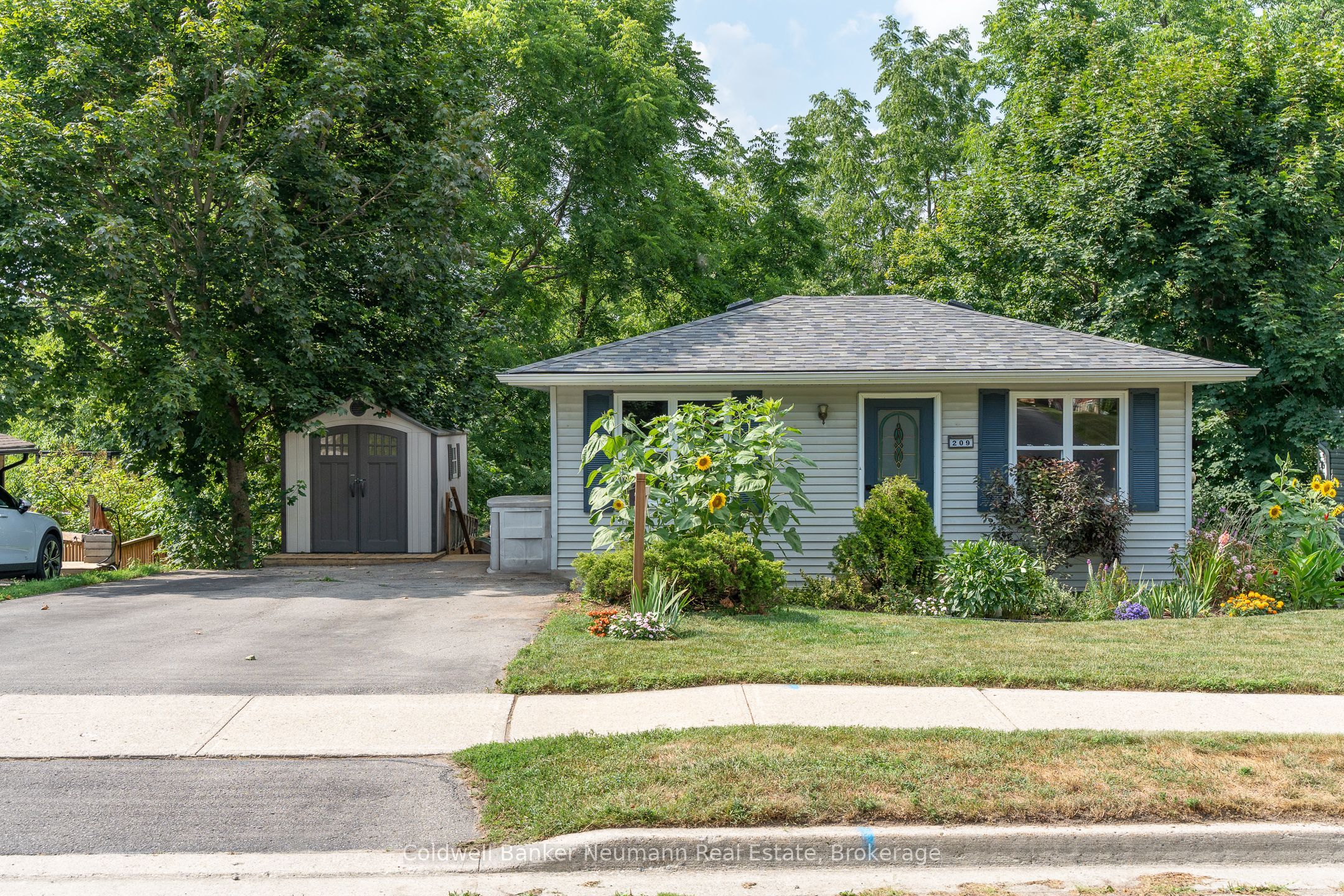 209 Wellington Street Property Photo 1