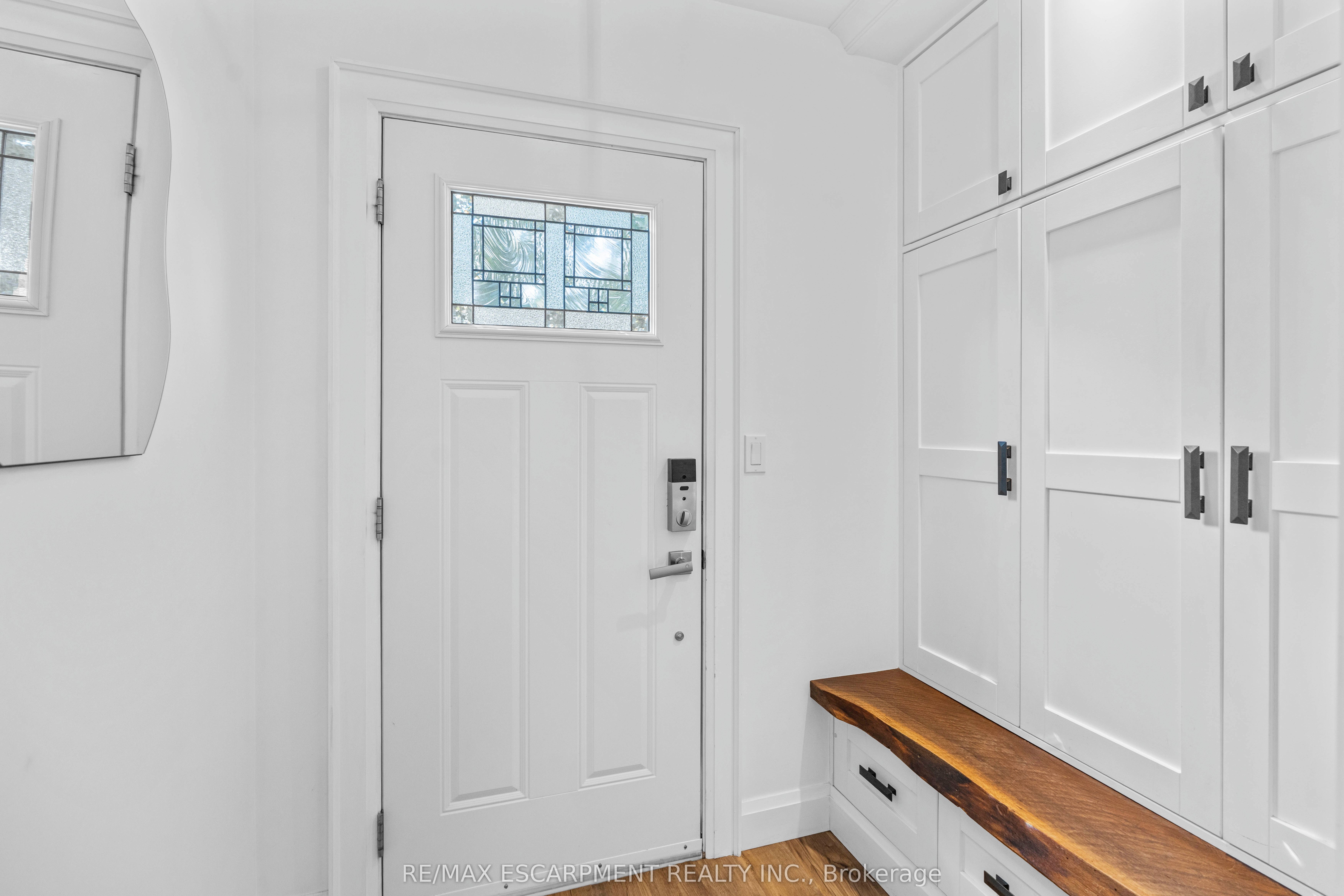 17 Davis Street W Property Photo 2