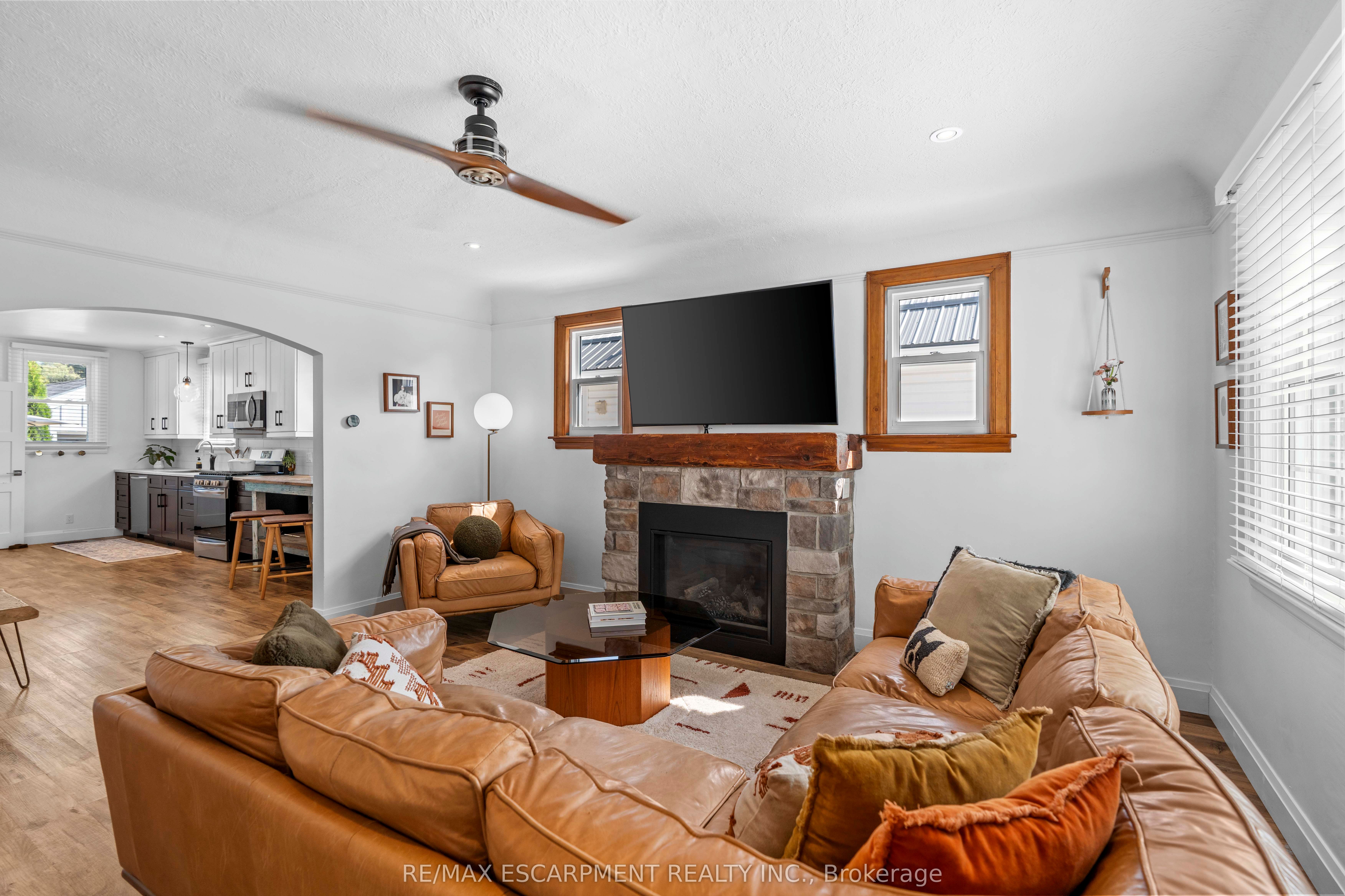 17 Davis Street W Property Photo 3